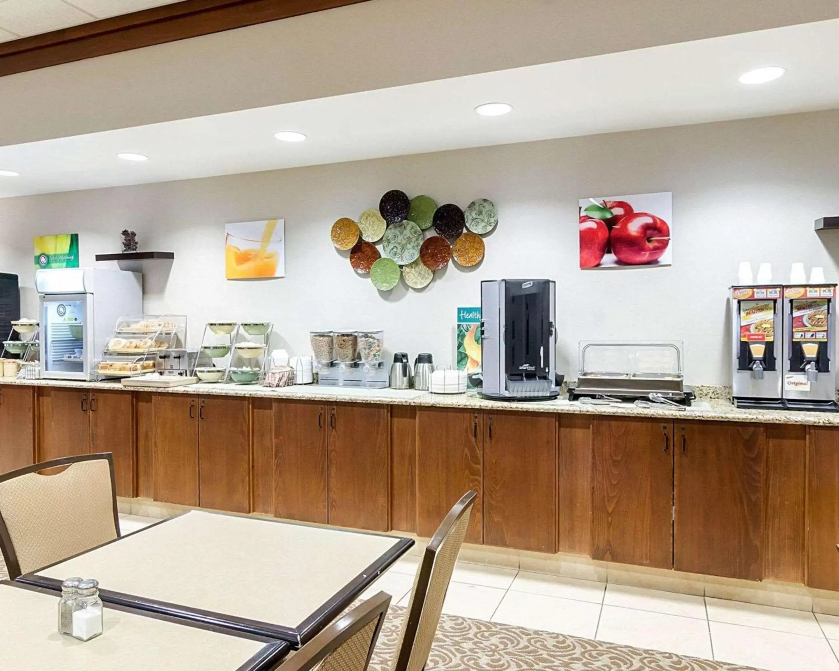 Restaurant/Places to Eat in Quality Inn & Suites Conference Center and Water Park