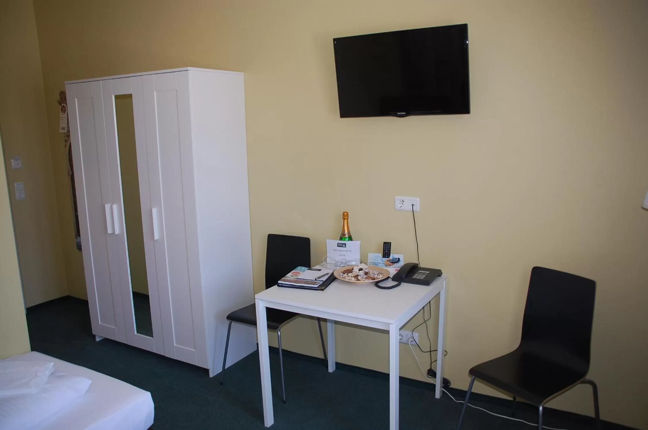 Photo of the whole room, Bed in CASILINO Hotel A 20 Wismar