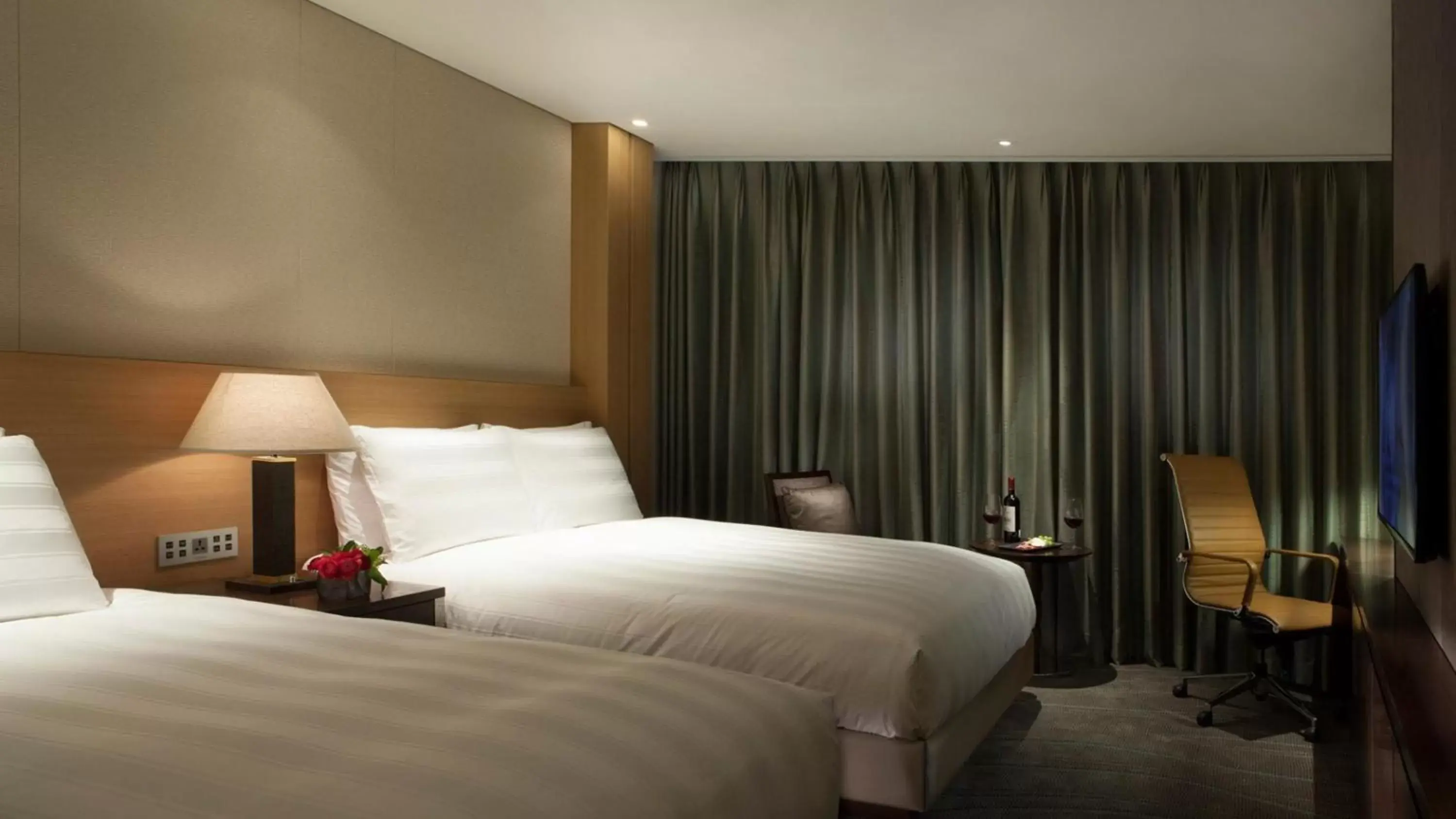 Bed in Lotte City Hotel Jeju