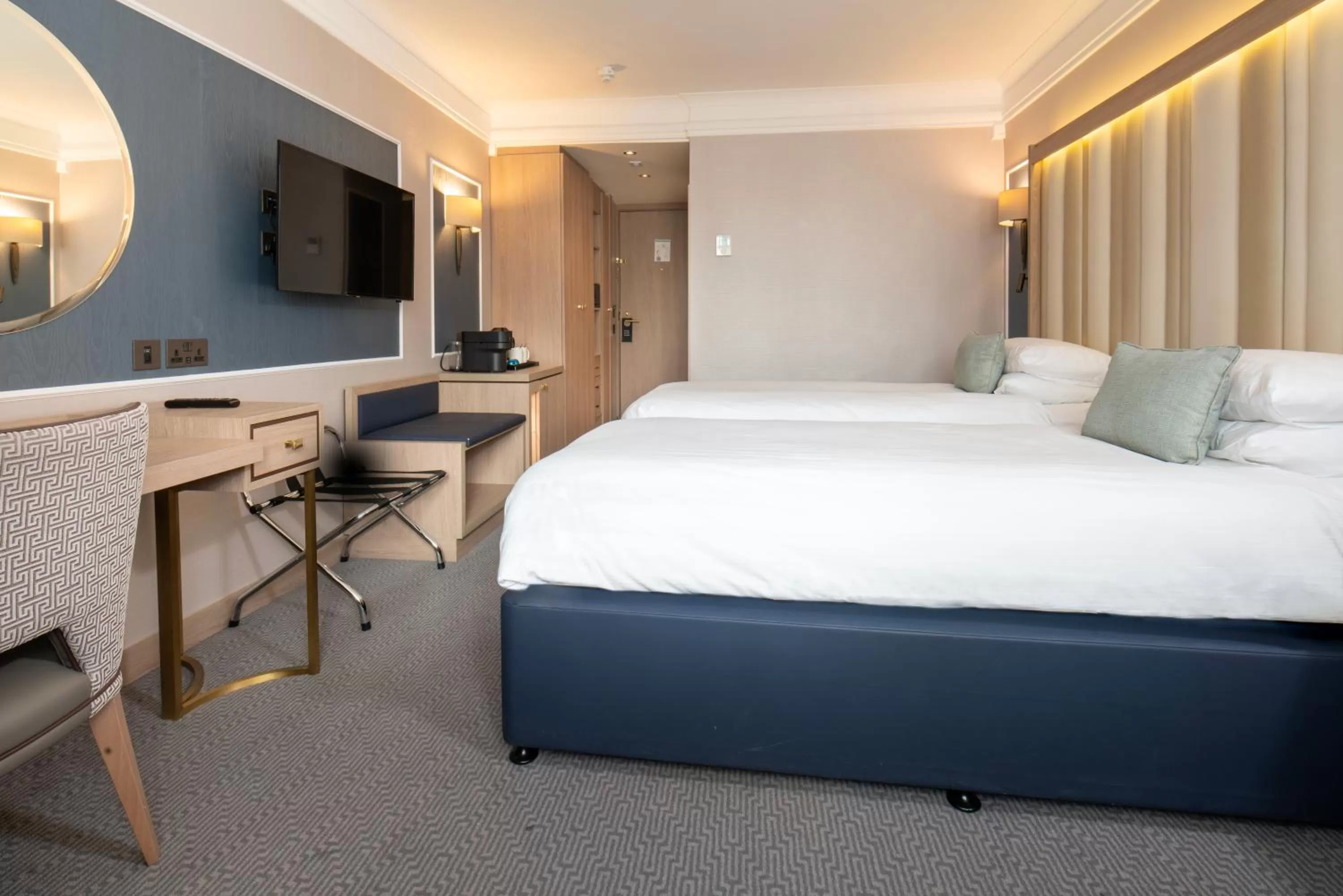 Toilet, Bed in Danubius Hotel Regents Park