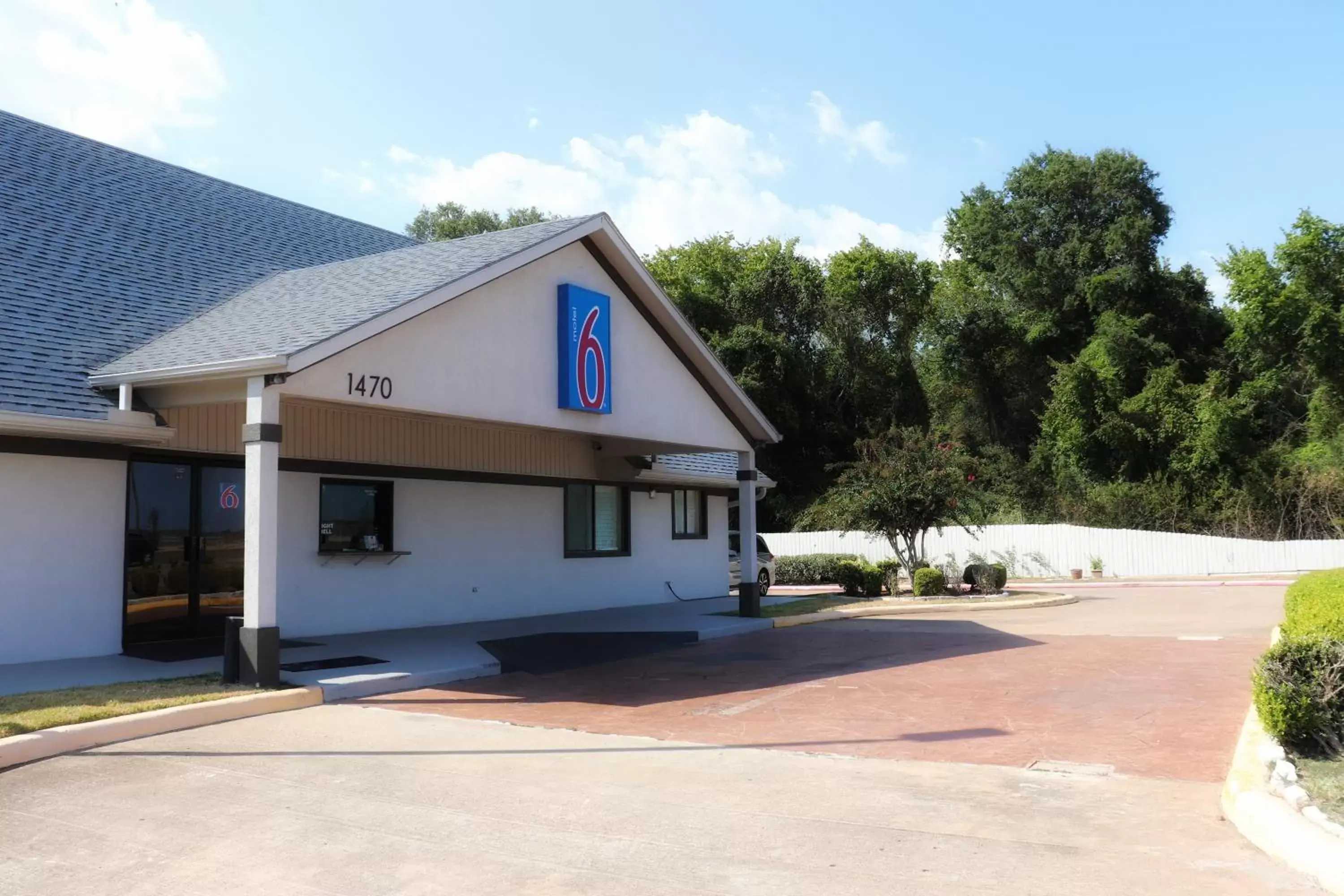 Property Building in Motel 6-Alvin, TX