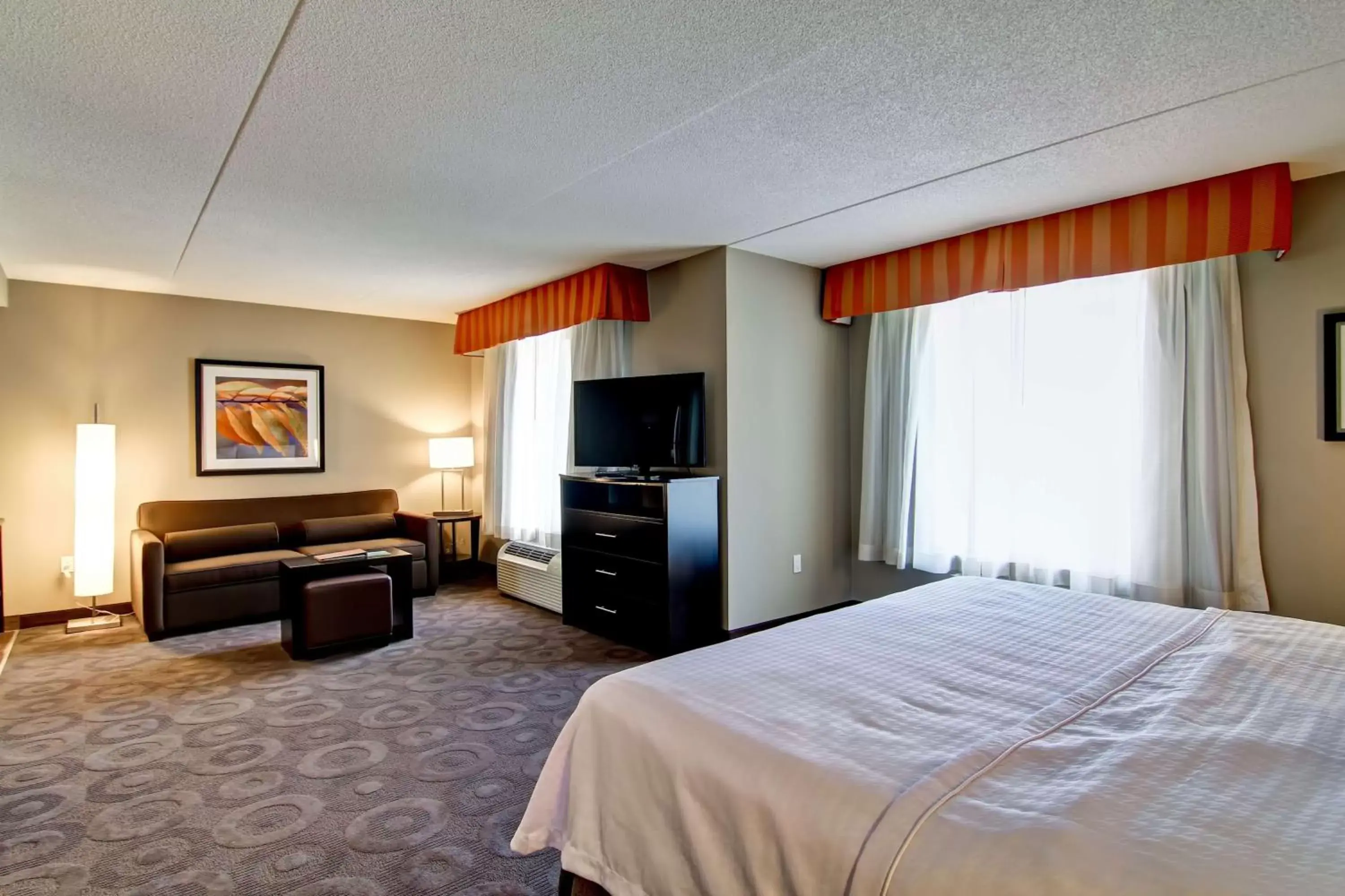 Bedroom, TV/Entertainment Center in Homewood Suites by Hilton Toronto-Ajax