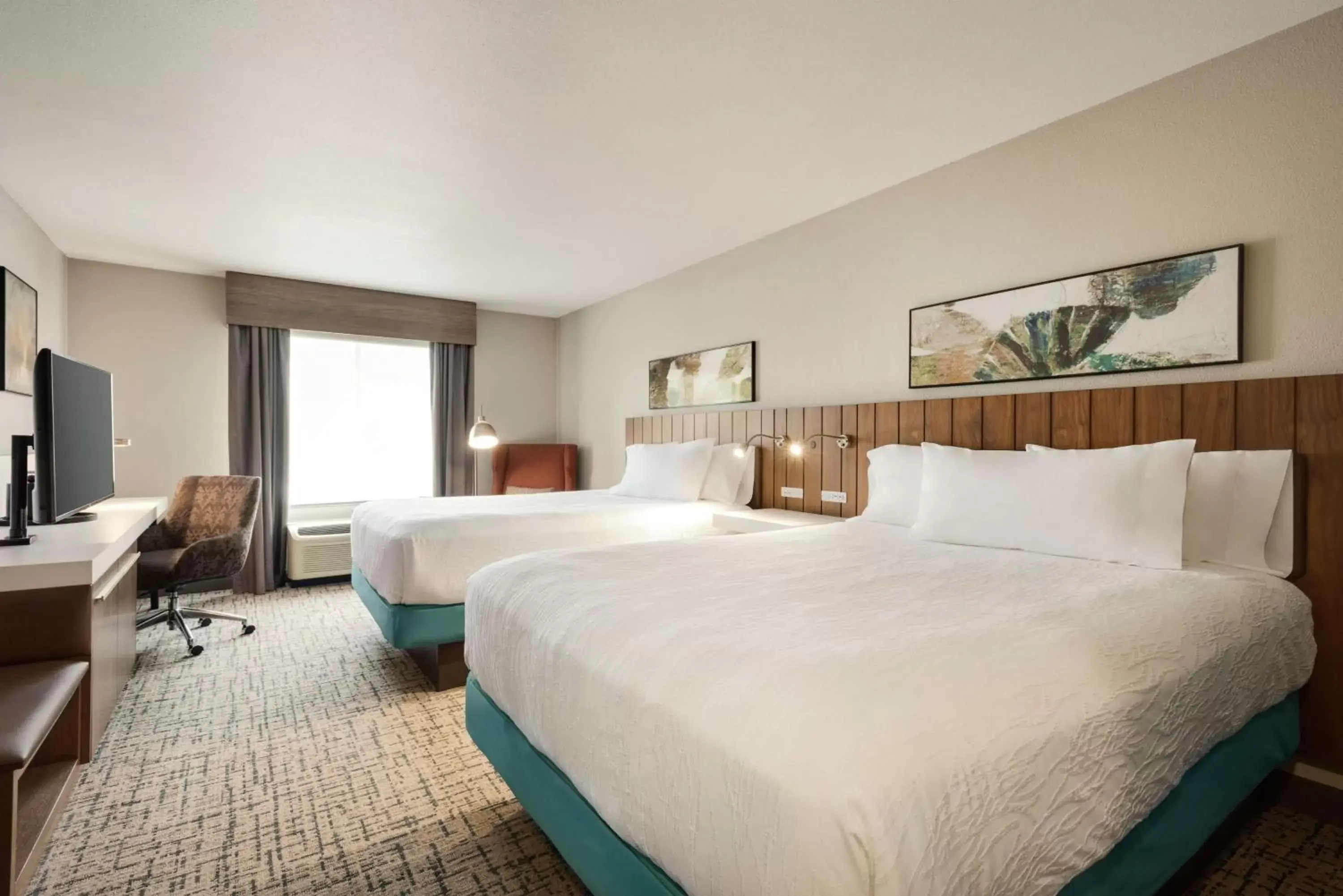 Bedroom, Bed in Hilton Garden Inn Dubuque Downtown