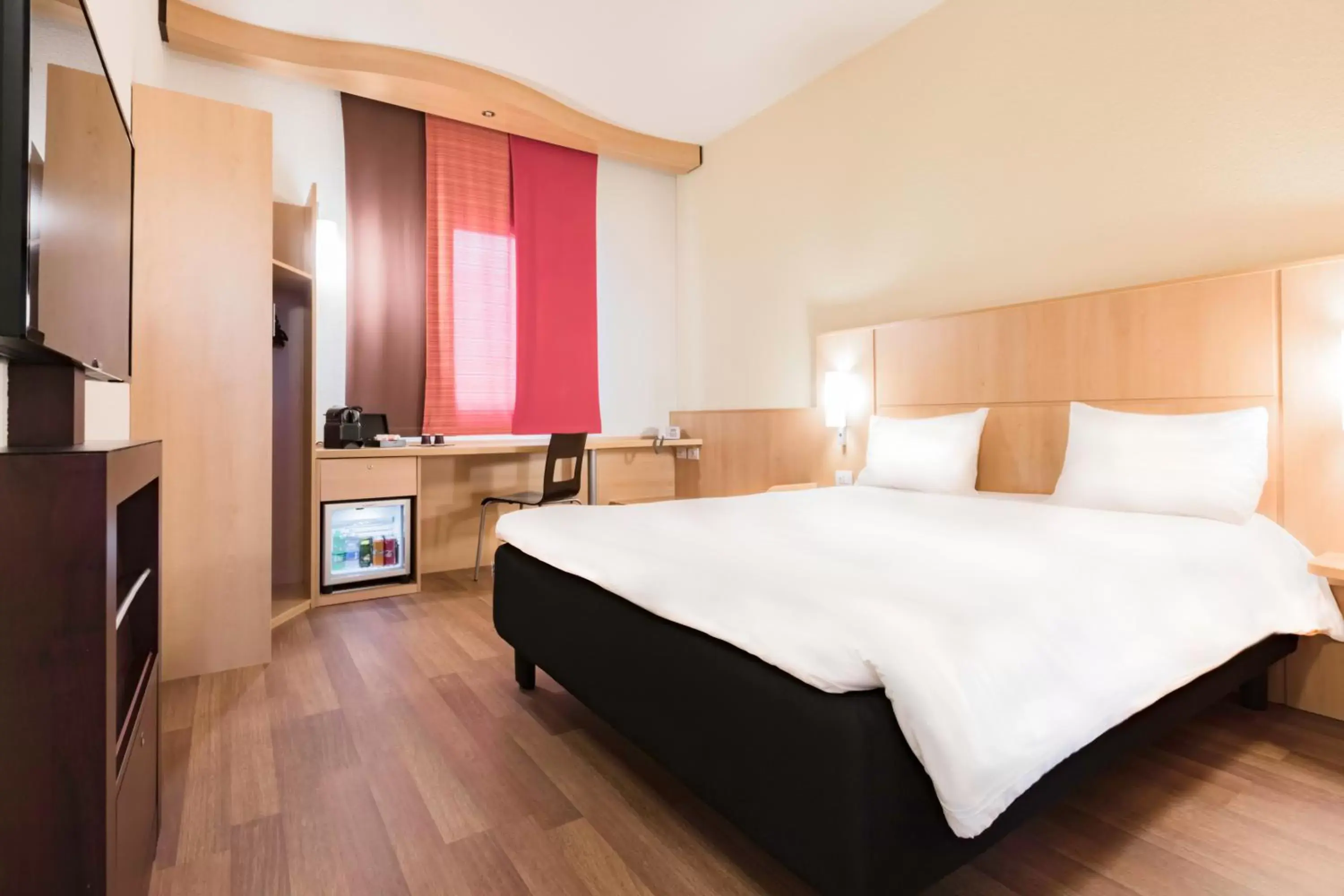 Photo of the whole room, Bed in Hotel Ibis Milano Malpensa