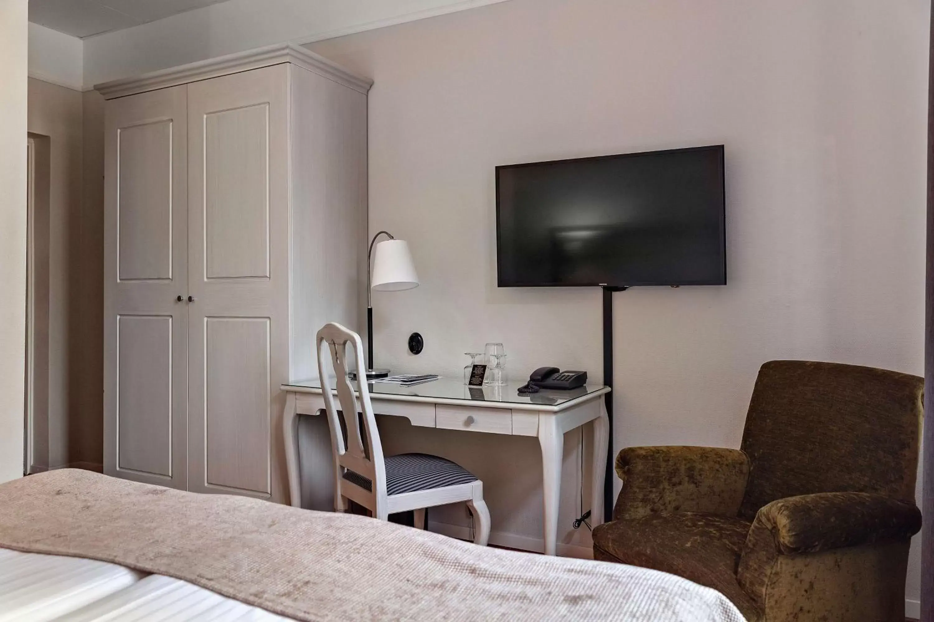 Bedroom, TV/Entertainment Center in Best Western Plus Grand Hotel