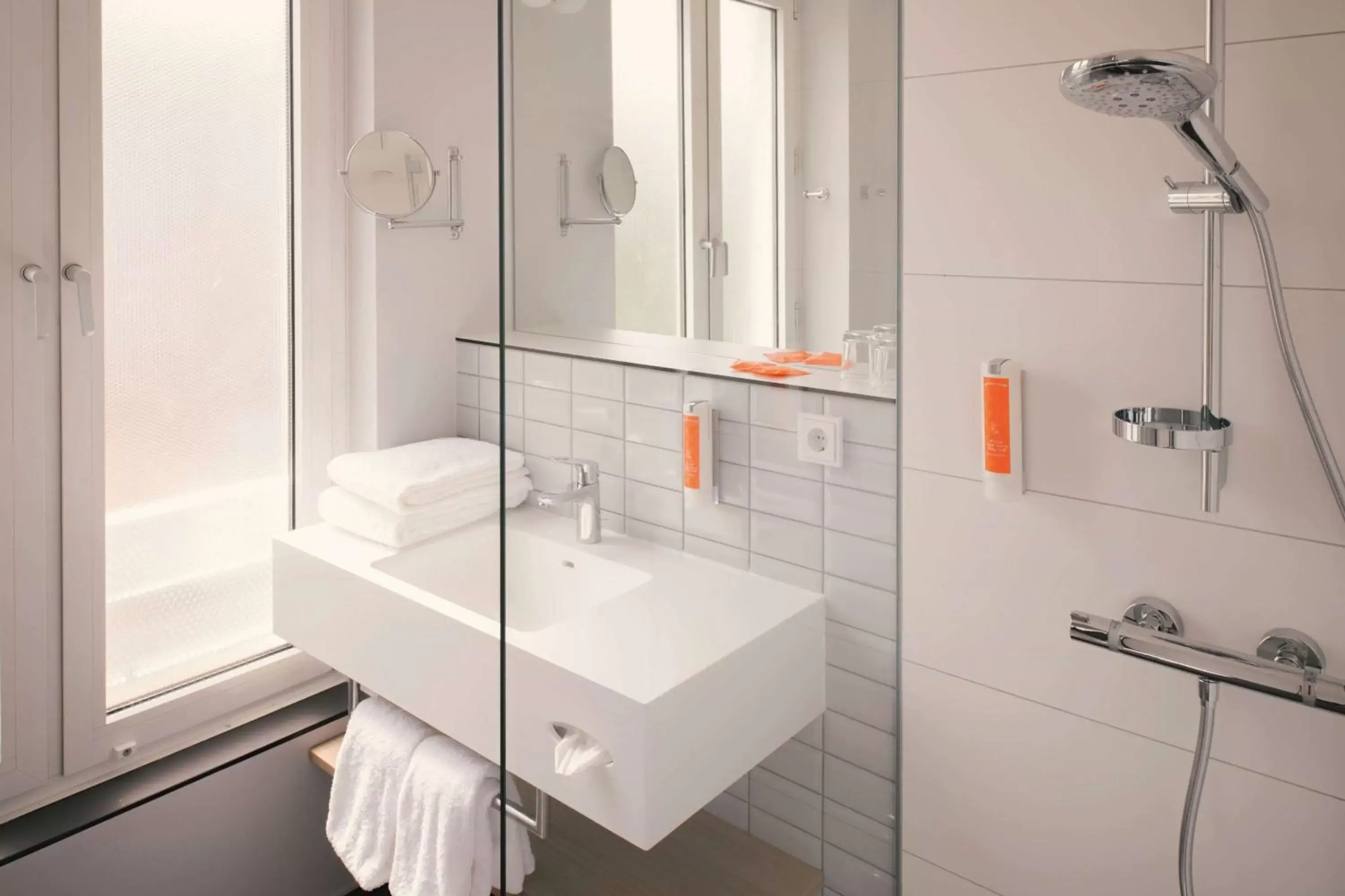 TV and multimedia, Bathroom in Vienna House Easy by Wyndham Leipzig