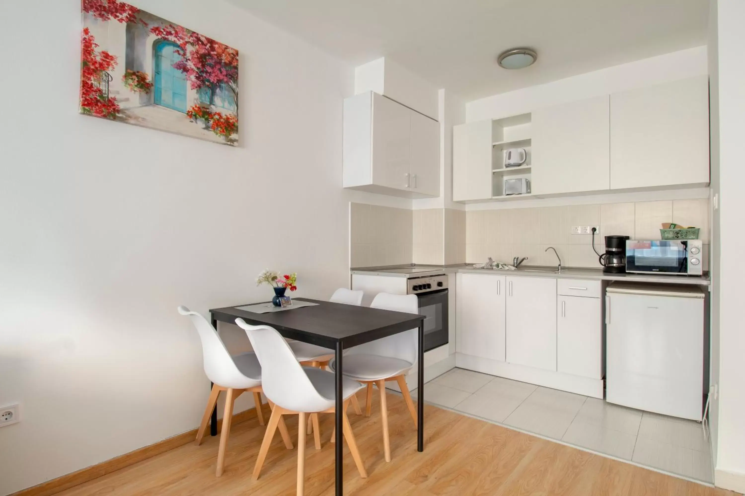 Seating area, Kitchen/Kitchenette in Prince Apartments