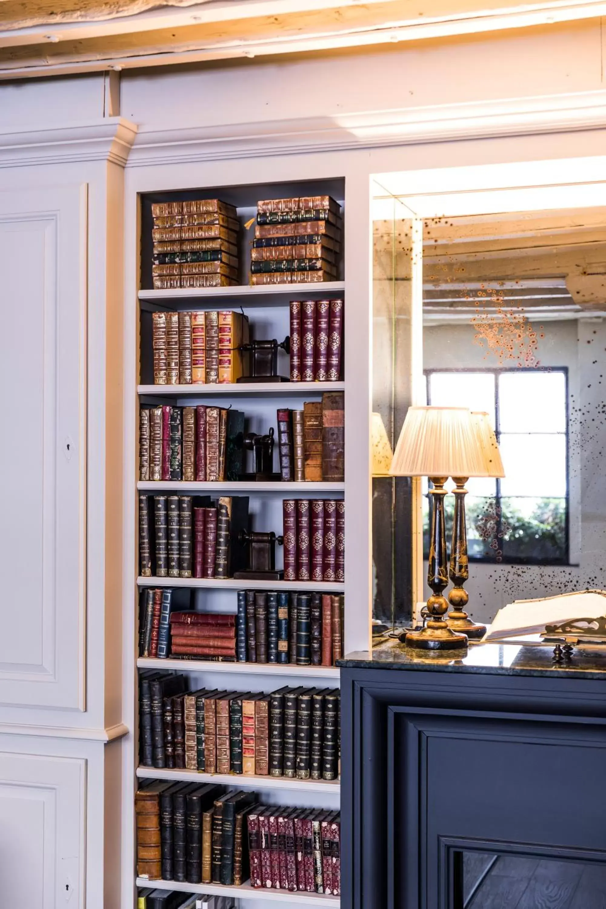 Library in Hotel Verneuil Saint Germain