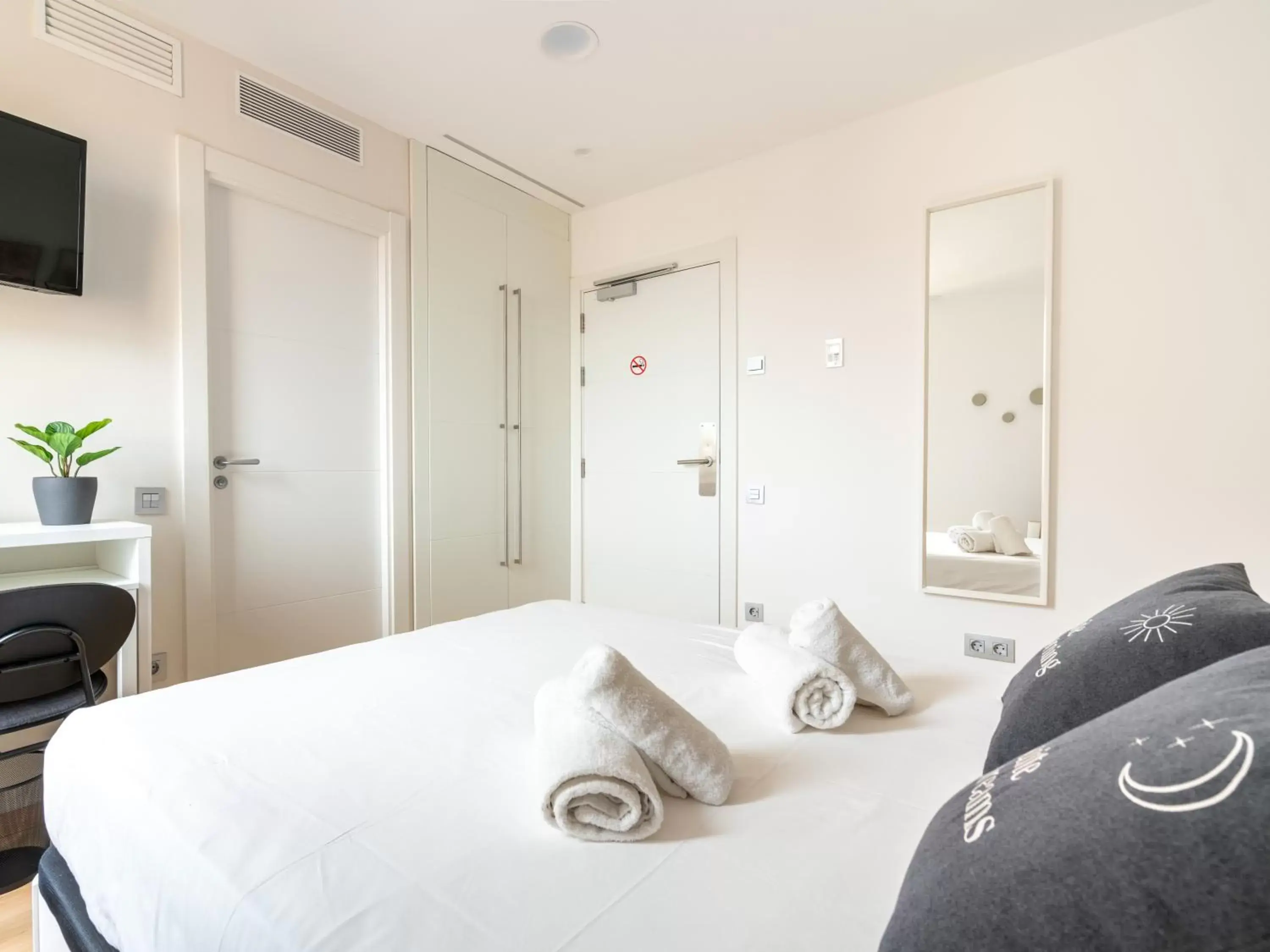 Bed, Bathroom in limehome Barcelona Carrer de Fontcoberta - Digital Access