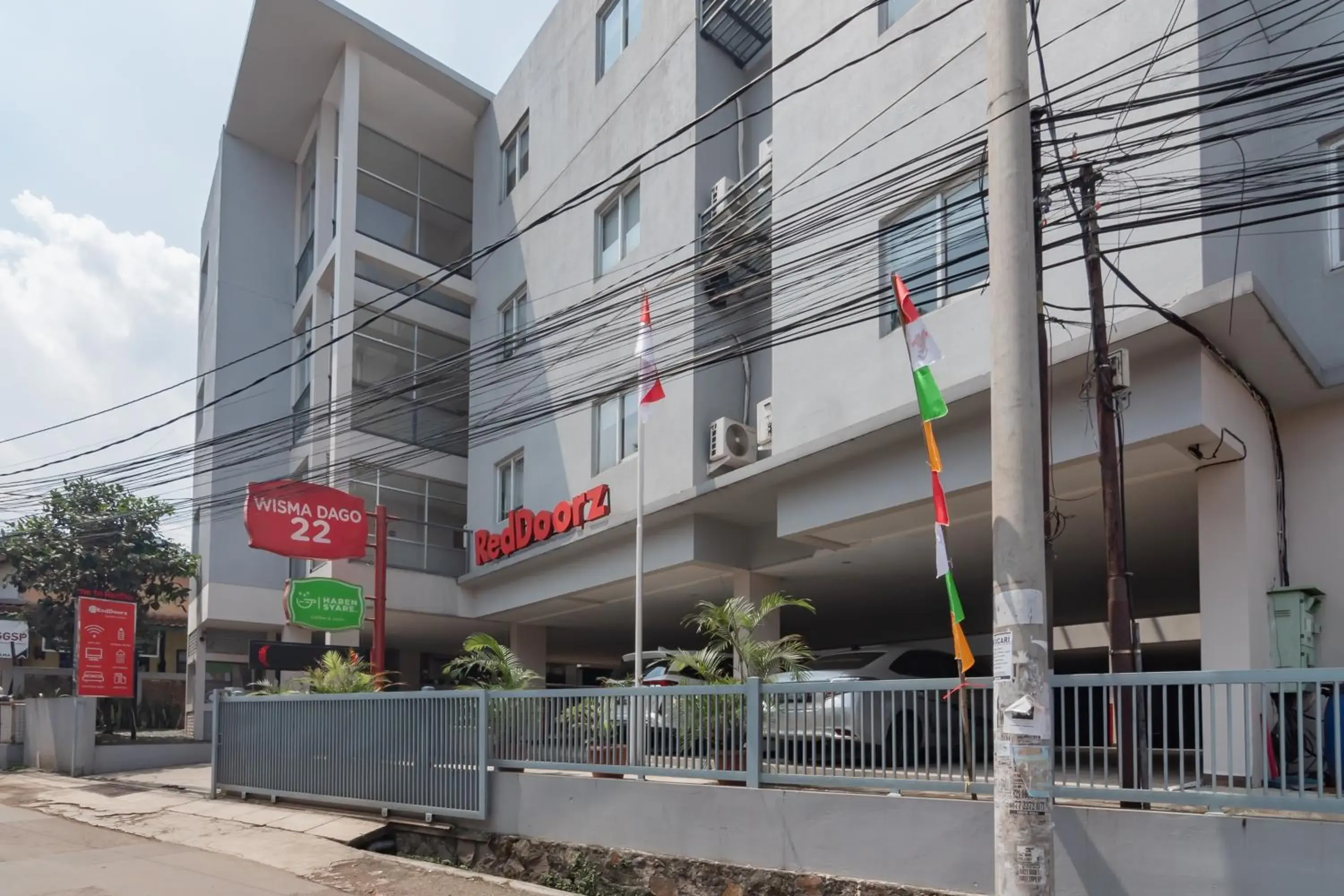 Property building in RedDoorz Plus @ Dago Pojok 3 Property building in RedDoorz Plus @ Dago Pojok 3