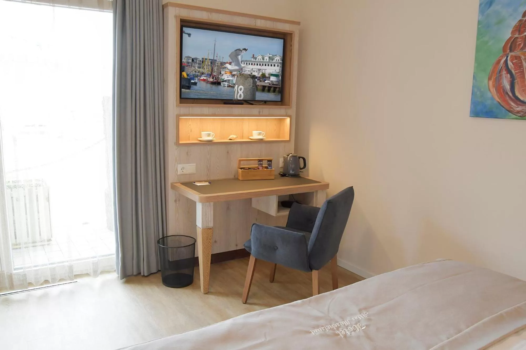 Photo of the whole room, TV/Entertainment Center in Hotel Alter Muschelsaal