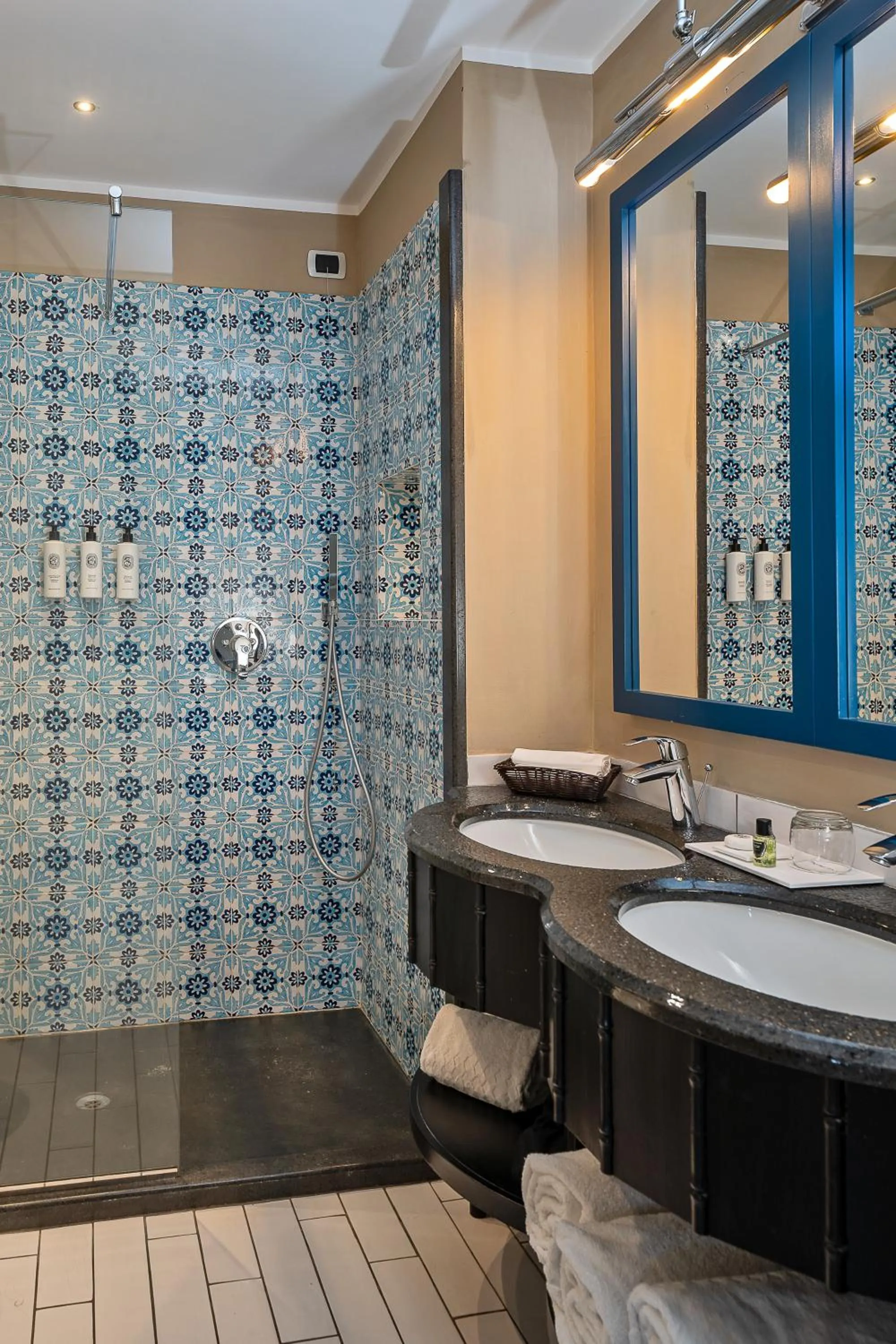 Shower in Therasia Resort Sea and SPA - The Leading Hotels of the World