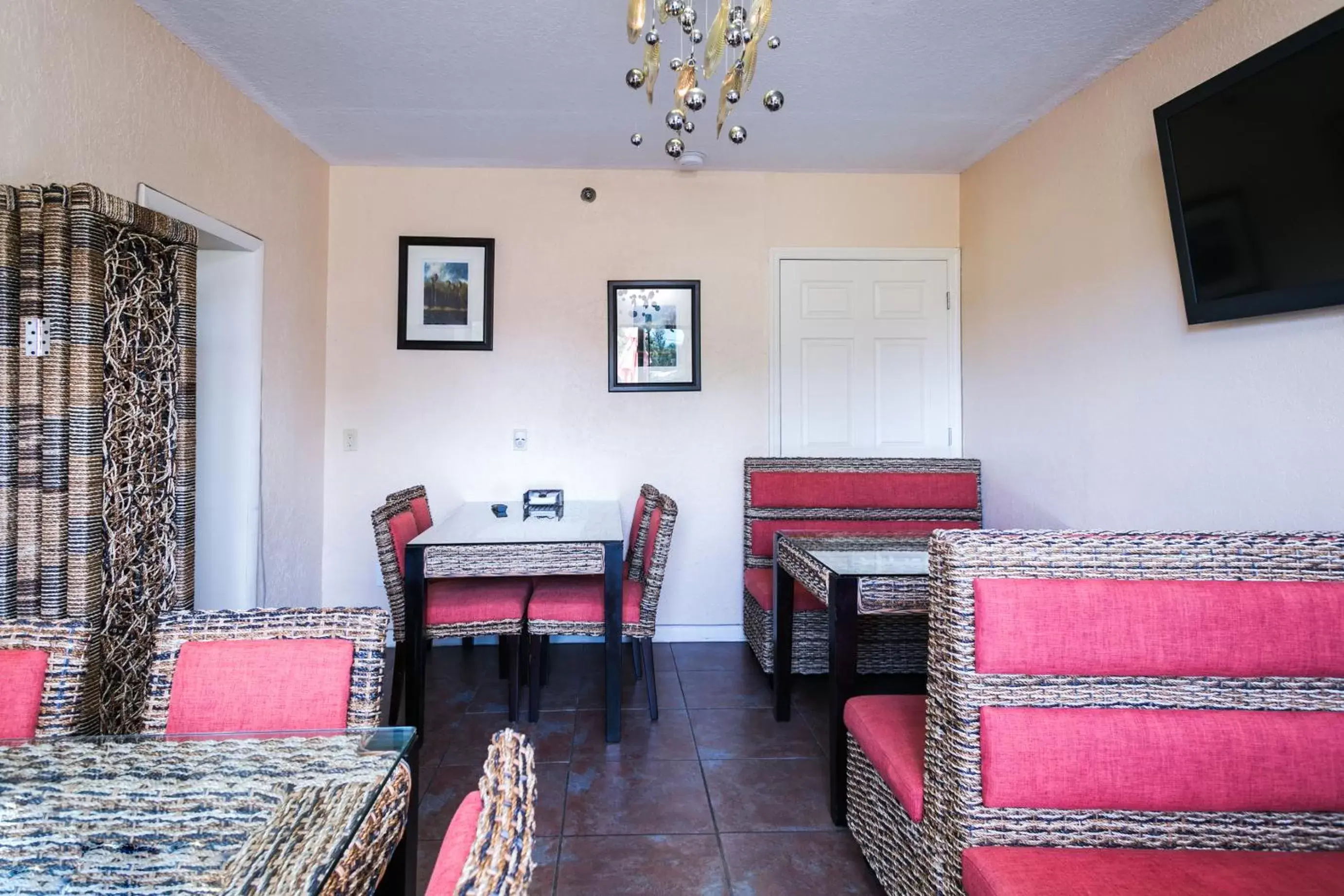 Communal lounge/ TV room, Restaurant/Places to Eat in Royal Inn Beach Hutchinson Island