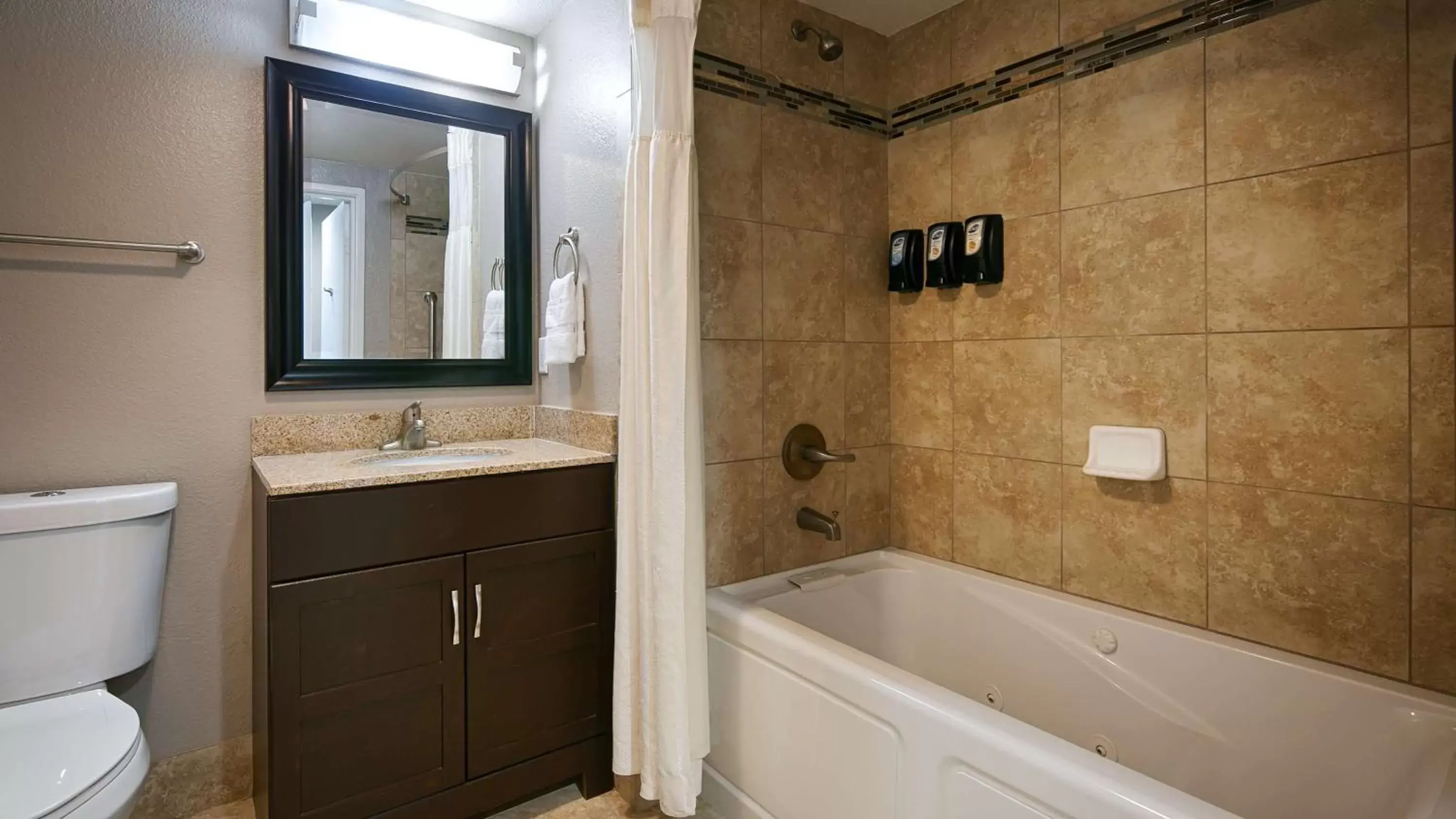 Photo of the whole room, Bathroom in Best Western Plus Diamond Valley Inn