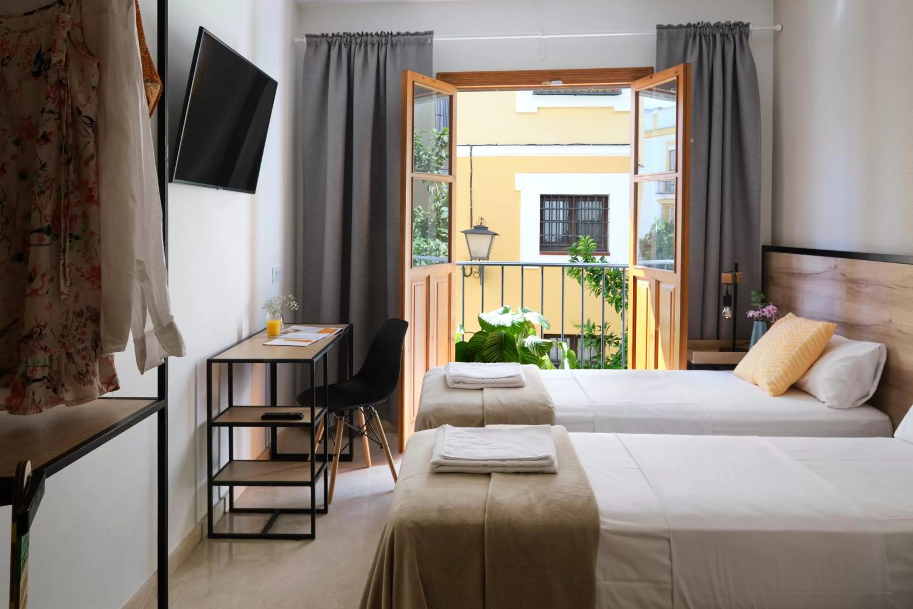 Balcony/Terrace, Bed in Sweet Sevilla Suites