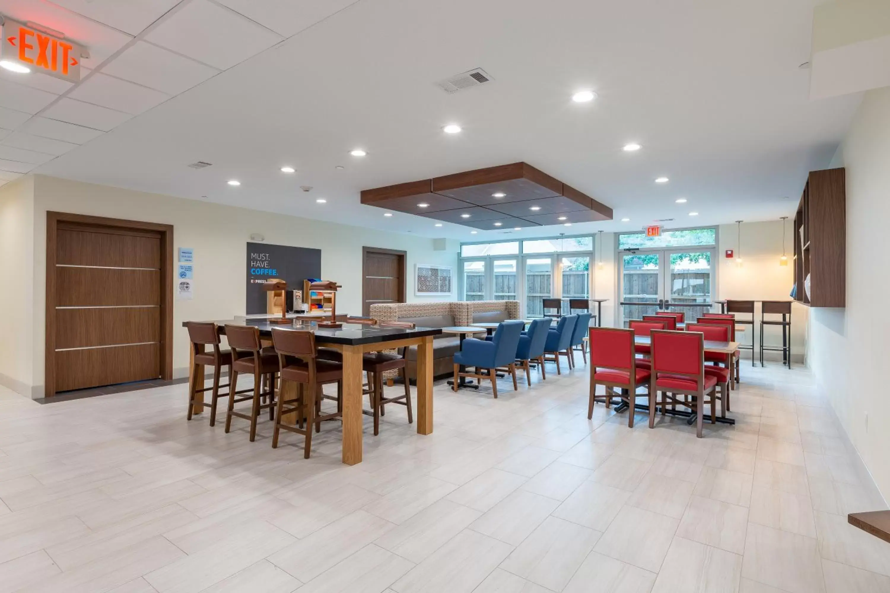 Breakfast, Restaurant/Places to Eat in Holiday Inn Express & Suites Arlington North – Stadium Area, an IHG Hotel