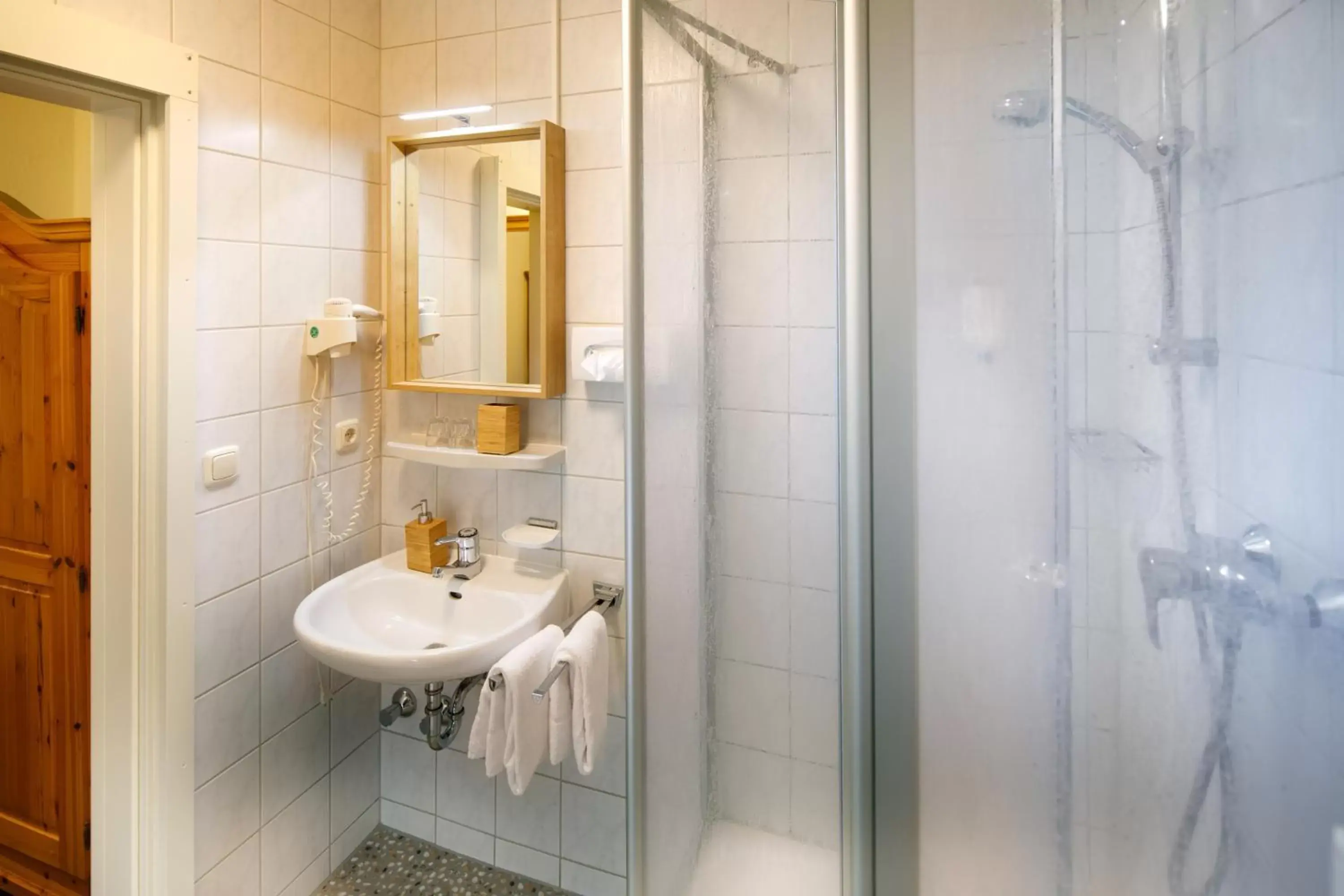 Shower, Bathroom in Hotel Rosi