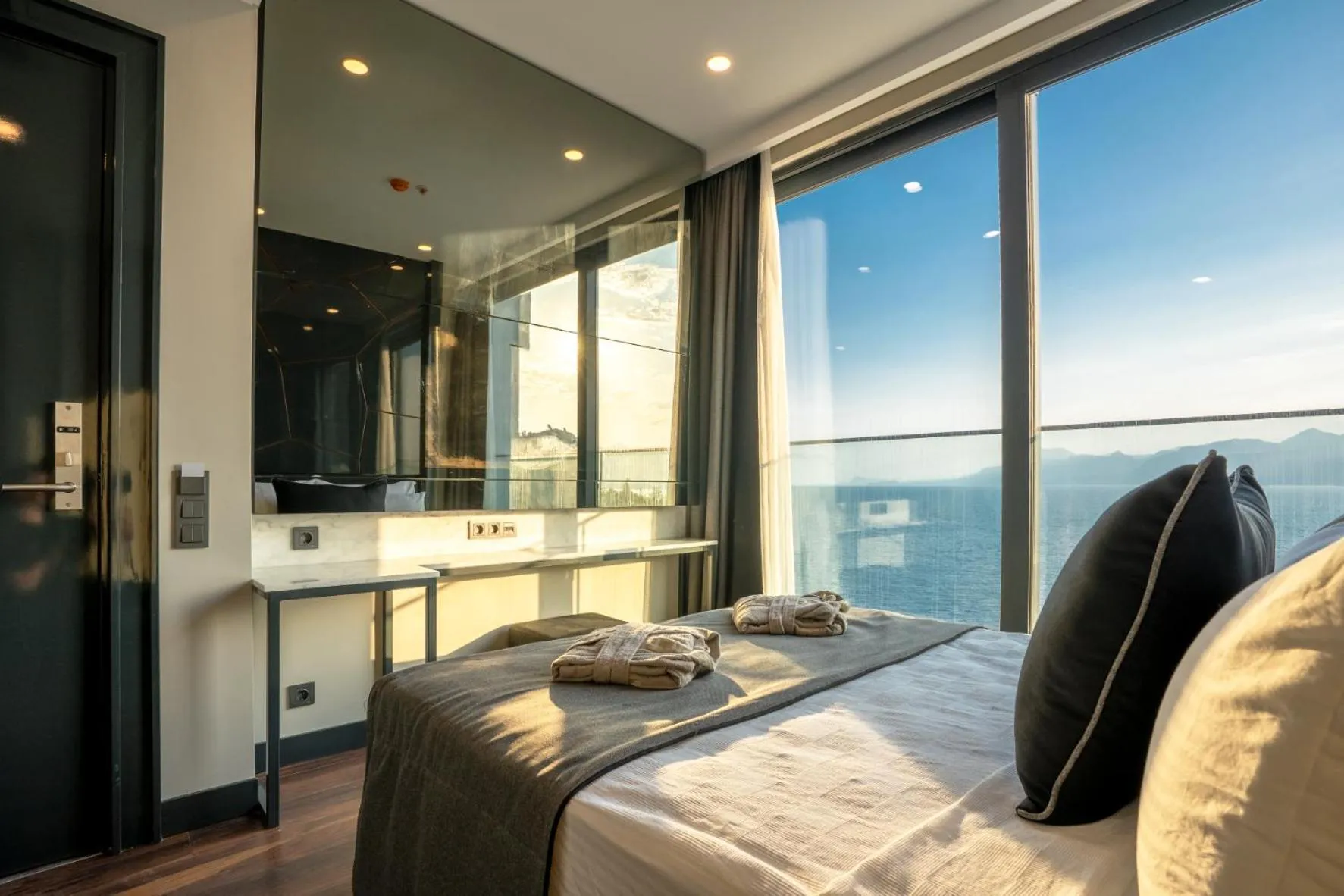 Sea view, Bed in Lucky Monkey Hotel