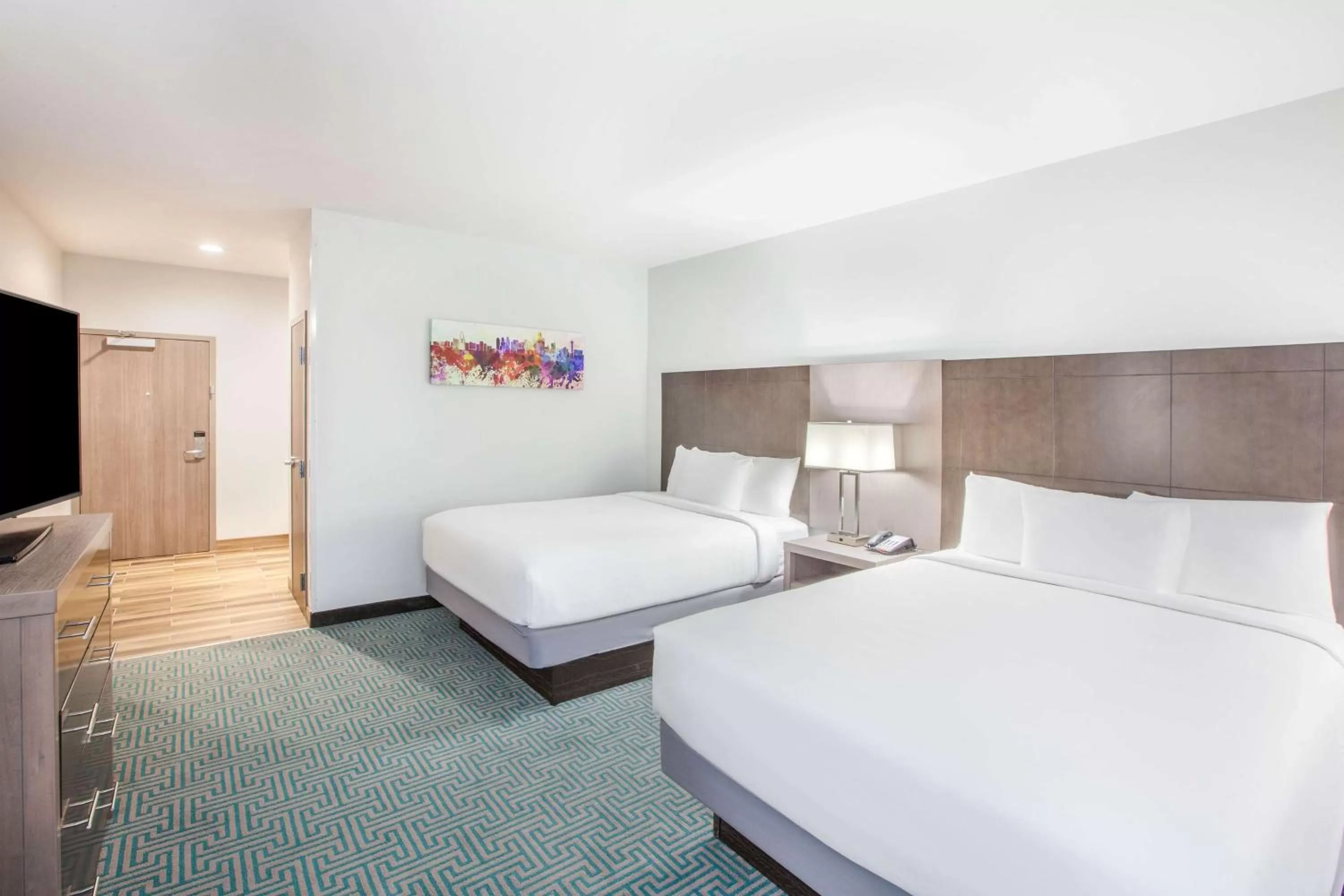 Photo of the whole room, Bed in La Quinta by Wyndham Dallas Duncanville