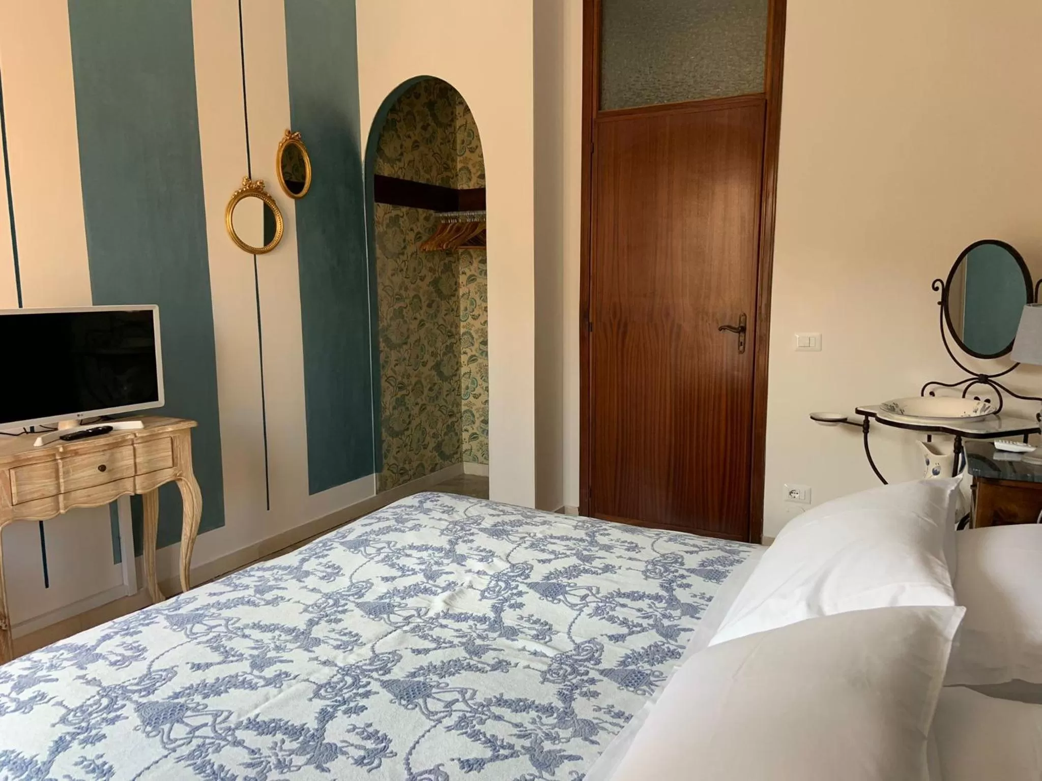 Photo of the whole room, Bed in La Fabbrica dell'Oro