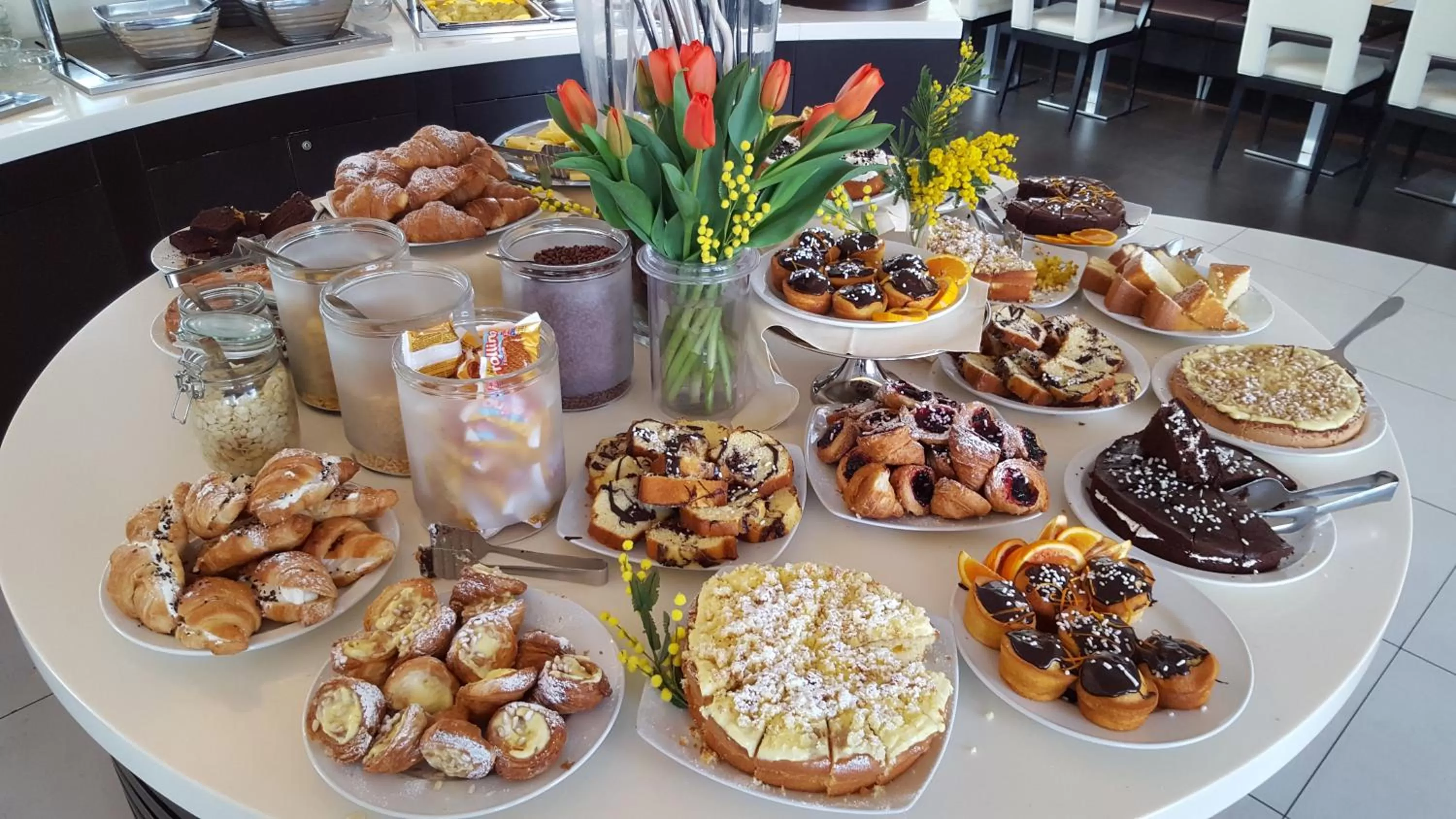 Buffet breakfast in iH Hotels Roma Z3