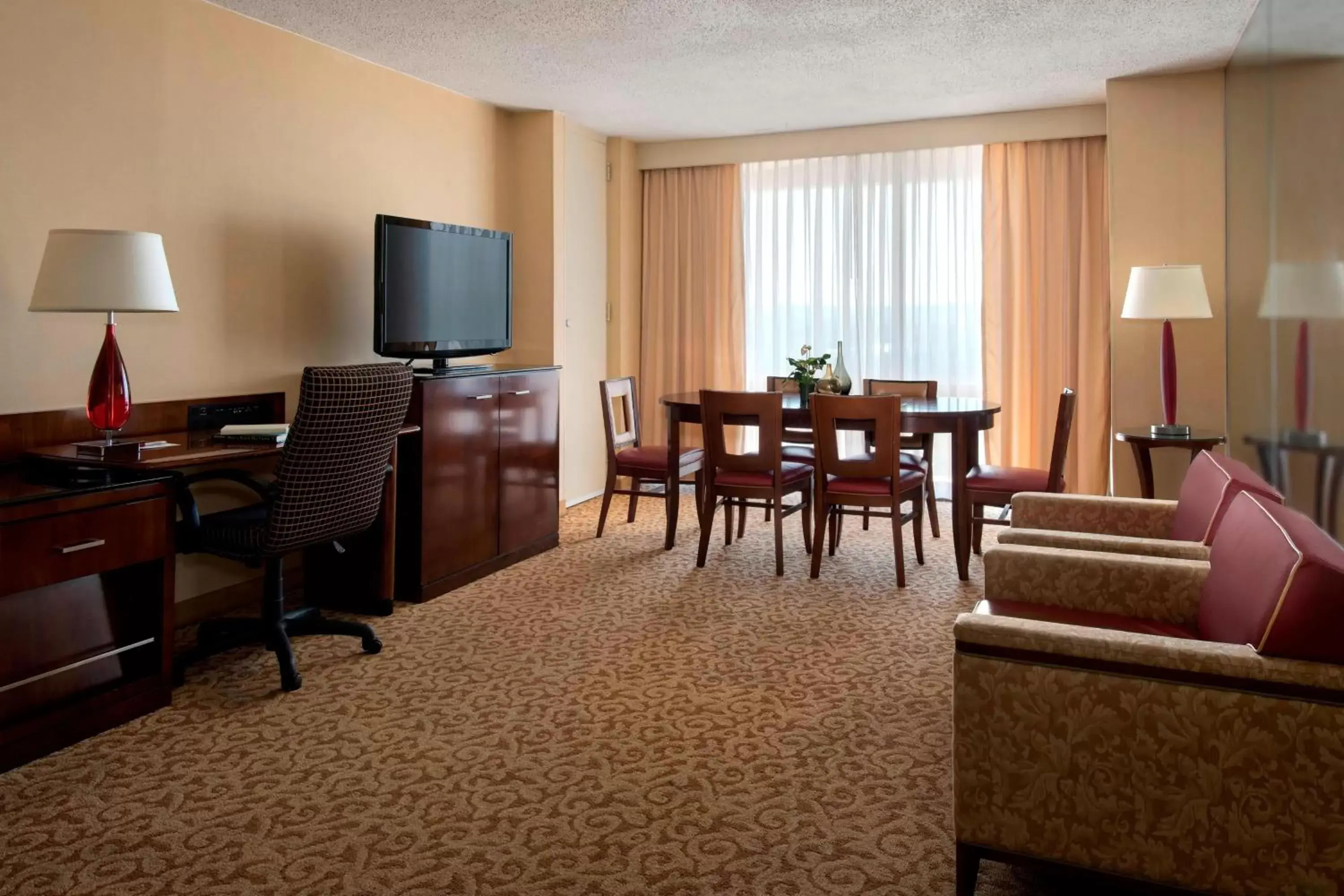 Living room in Marriott Saddle Brook