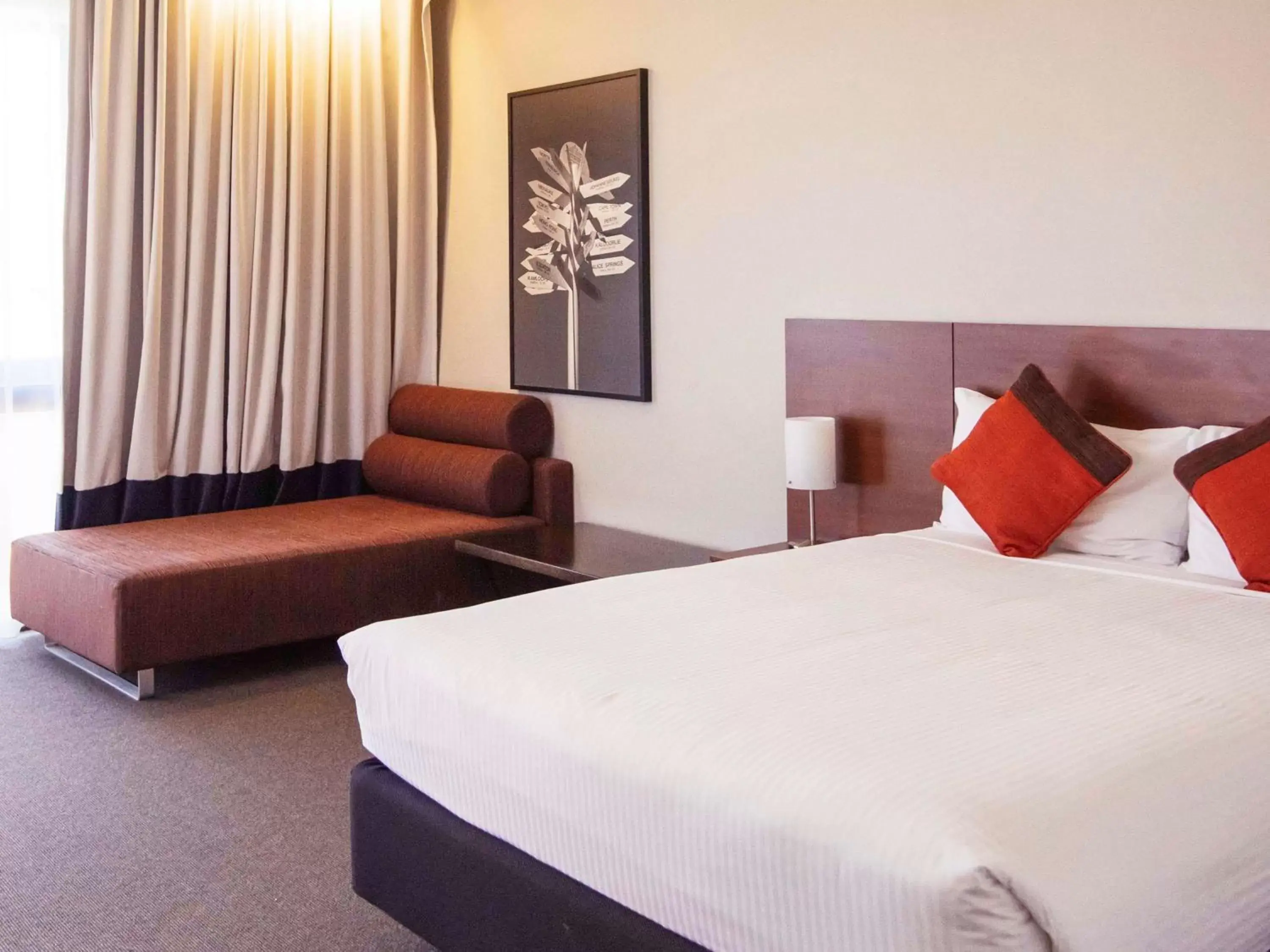 Photo of the whole room, Bed in ibis Styles Mt Isa Verona