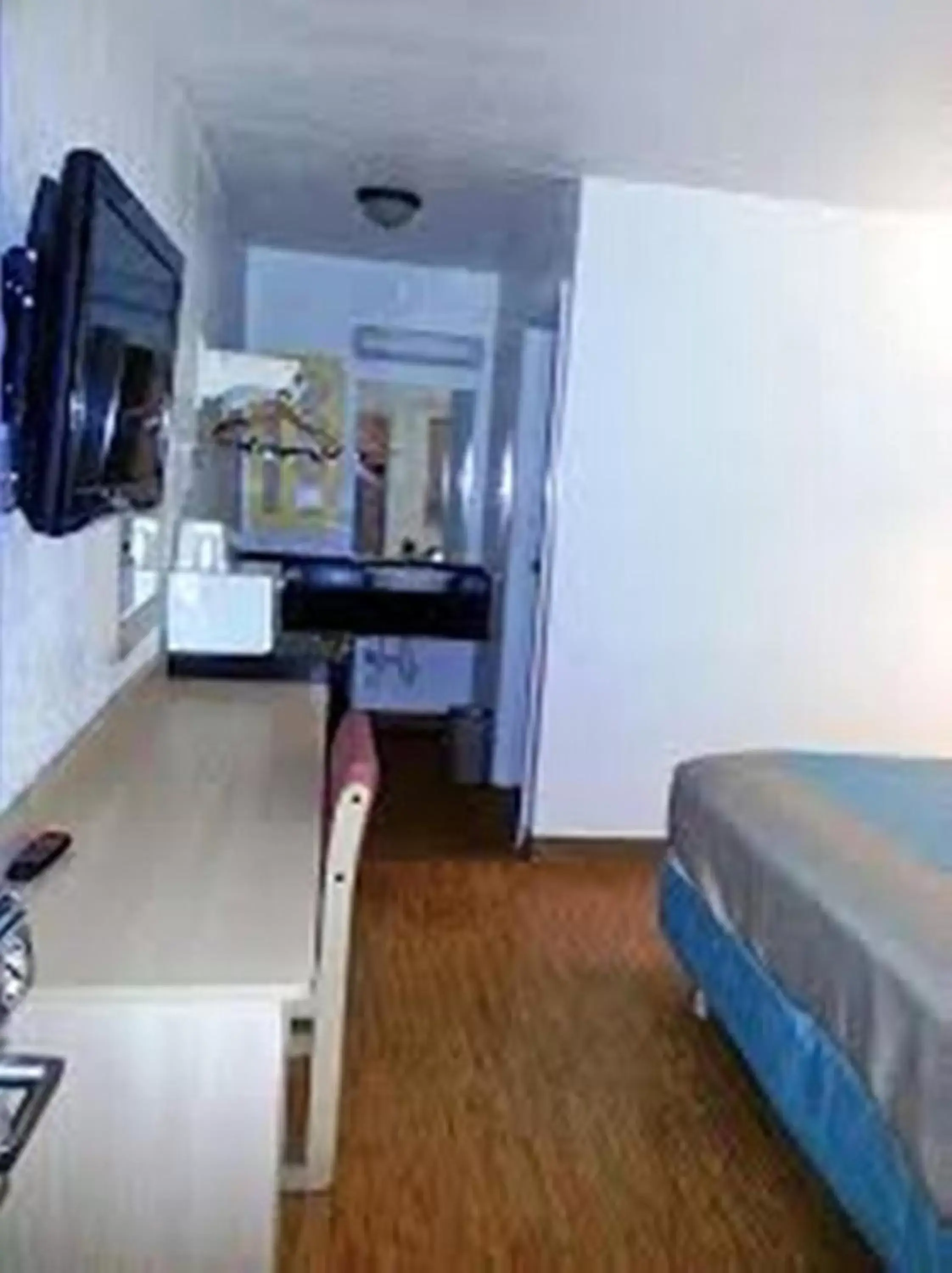 Bed, Kitchen/Kitchenette in Motel 6-Carlsbad, NM