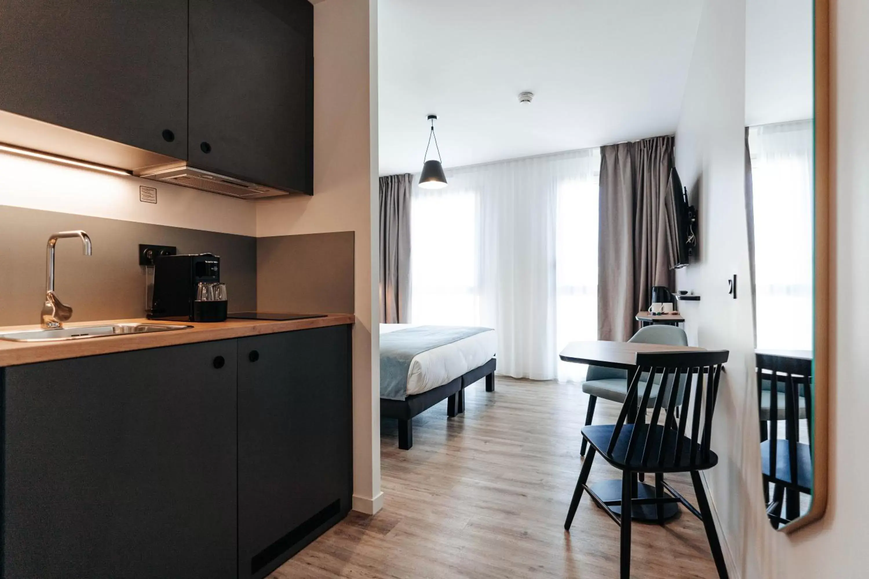 TV and multimedia, Kitchen/Kitchenette in Appart'City Collection Saint Germain en Laye