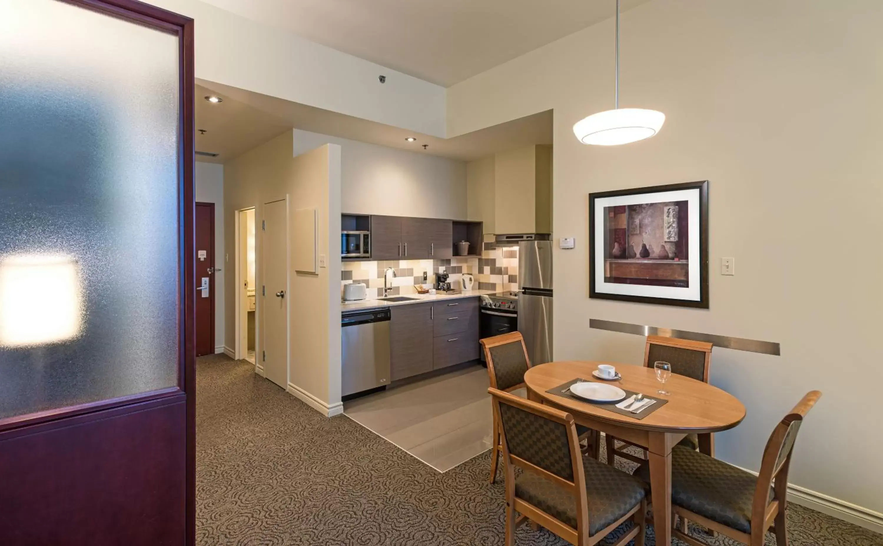 Kitchen or kitchenette in Le Square Phillips Hôtel & Suites