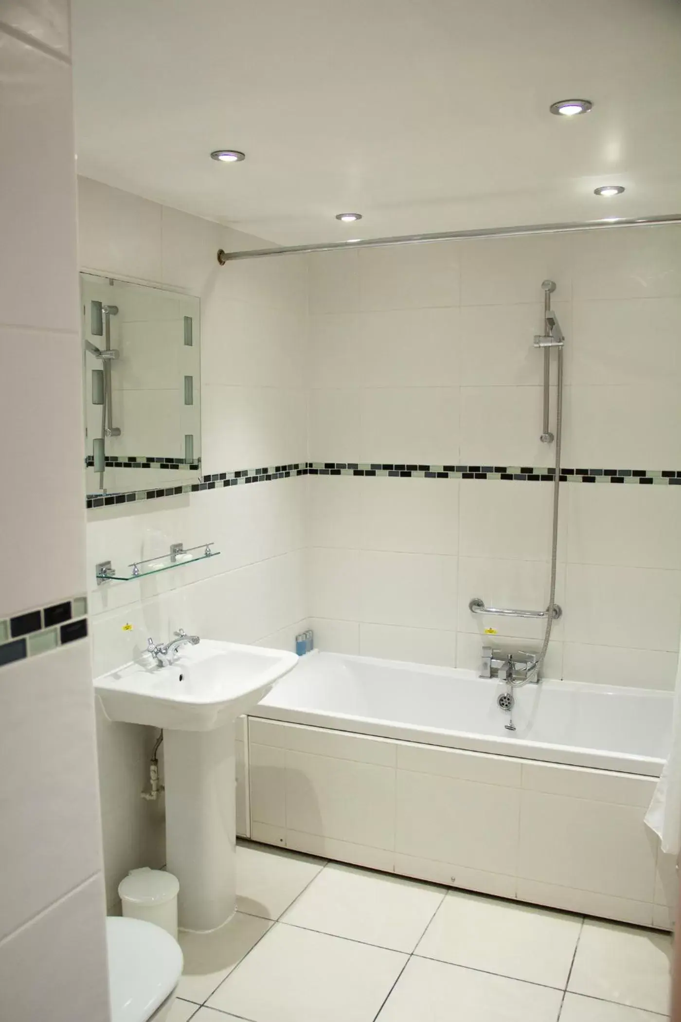 Bathroom in St George Hotel Rochester-Chatham