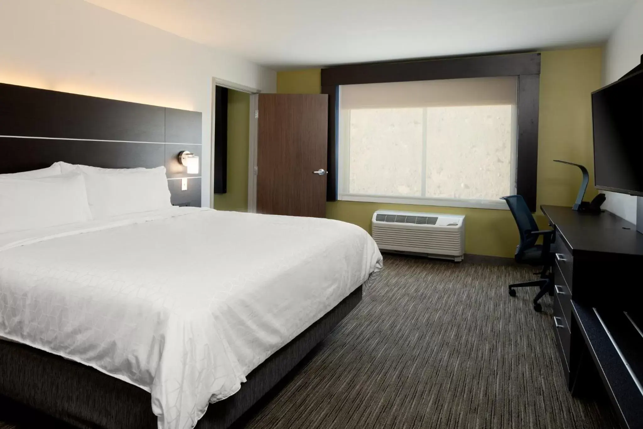 Photo of the whole room, Bed in Holiday Inn Express & Suites - Bullhead City , an IHG Hotel