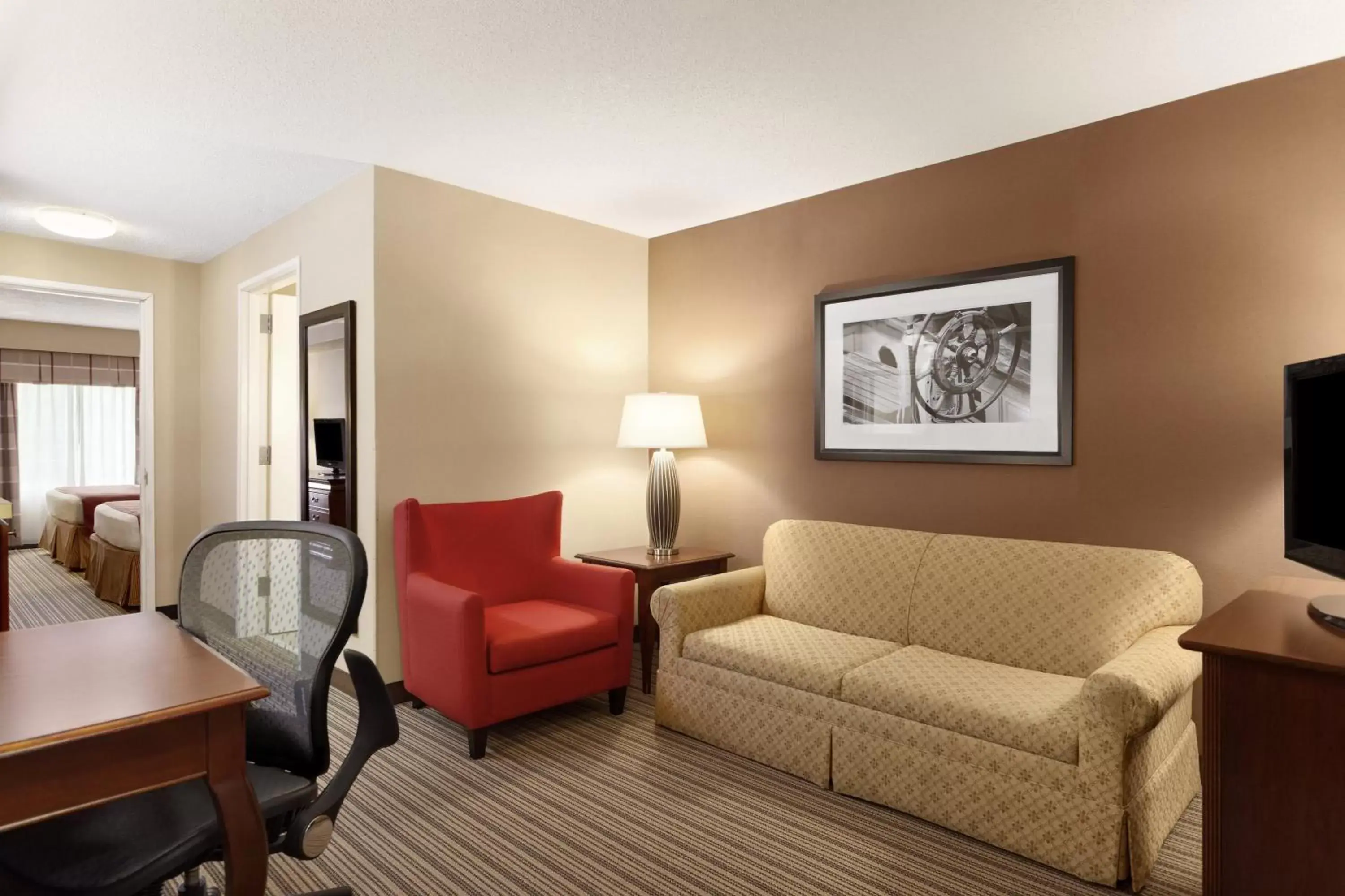 Living room, Seating Area in Country Inn & Suites by Radisson, Bel Air/Aberdeen, MD