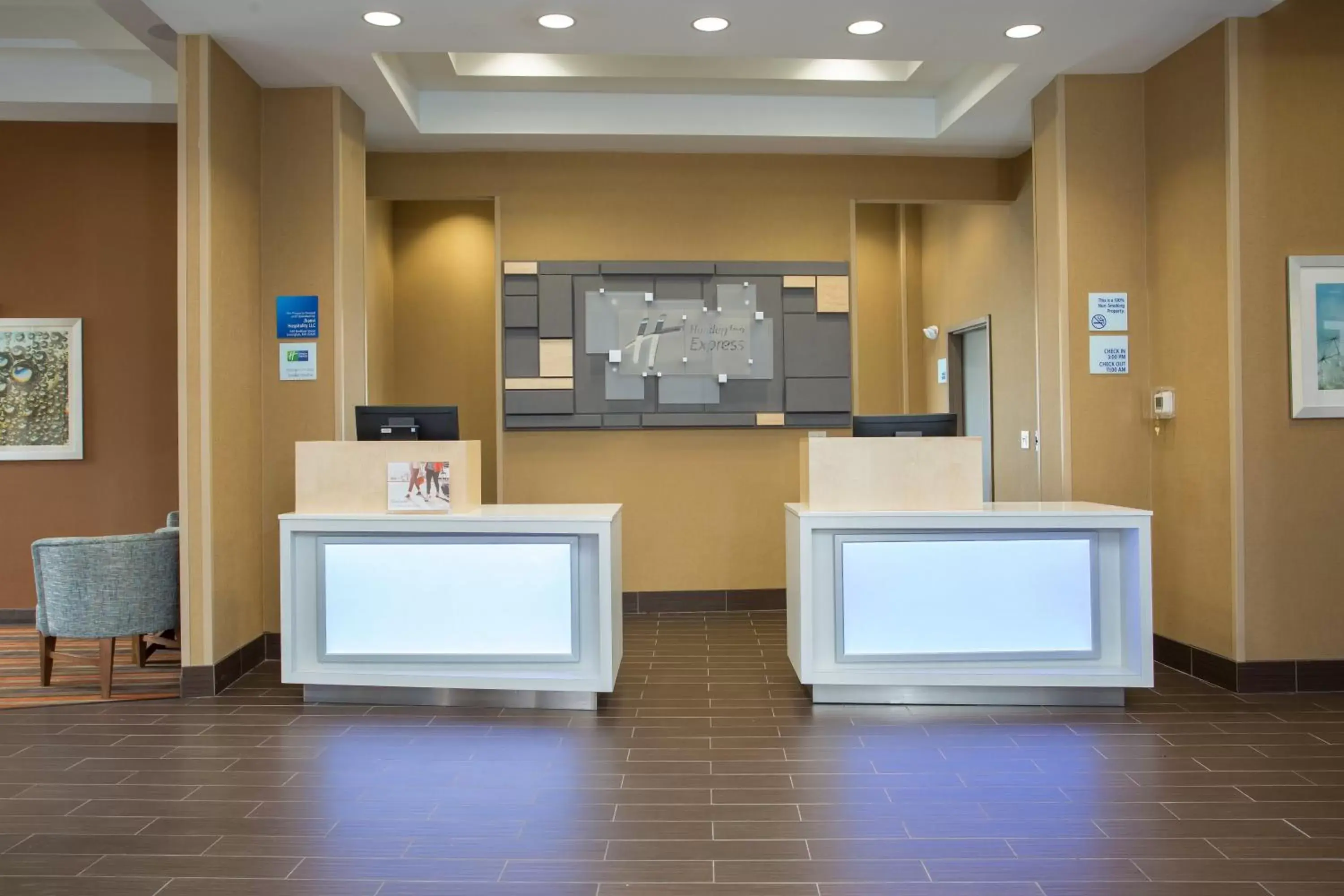 Lobby or reception, Lobby/Reception in Holiday Inn Express - Springfield Downtown, an IHG Hotel