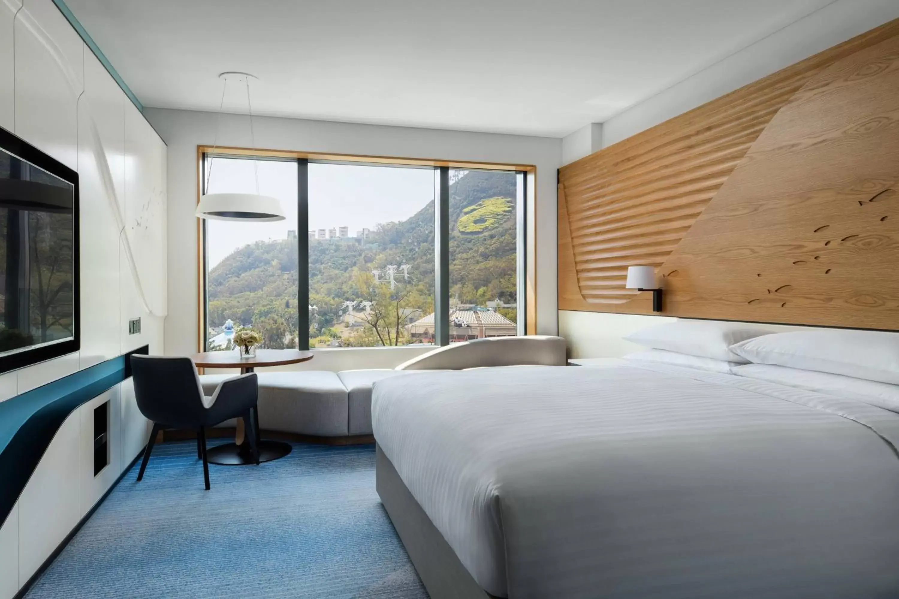 Photo of the whole room, Mountain View in Hong Kong Ocean Park Marriott Hotel