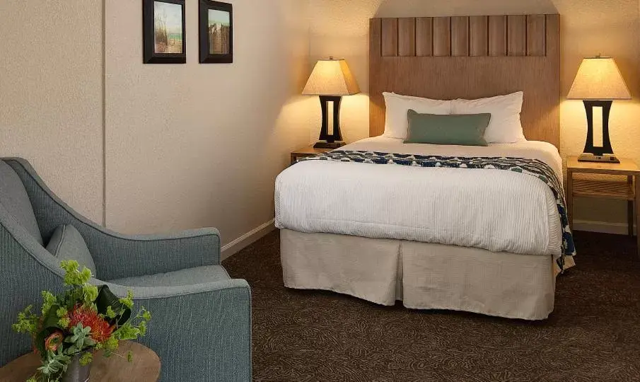 Bed in Cambria Landing Inn and Suites