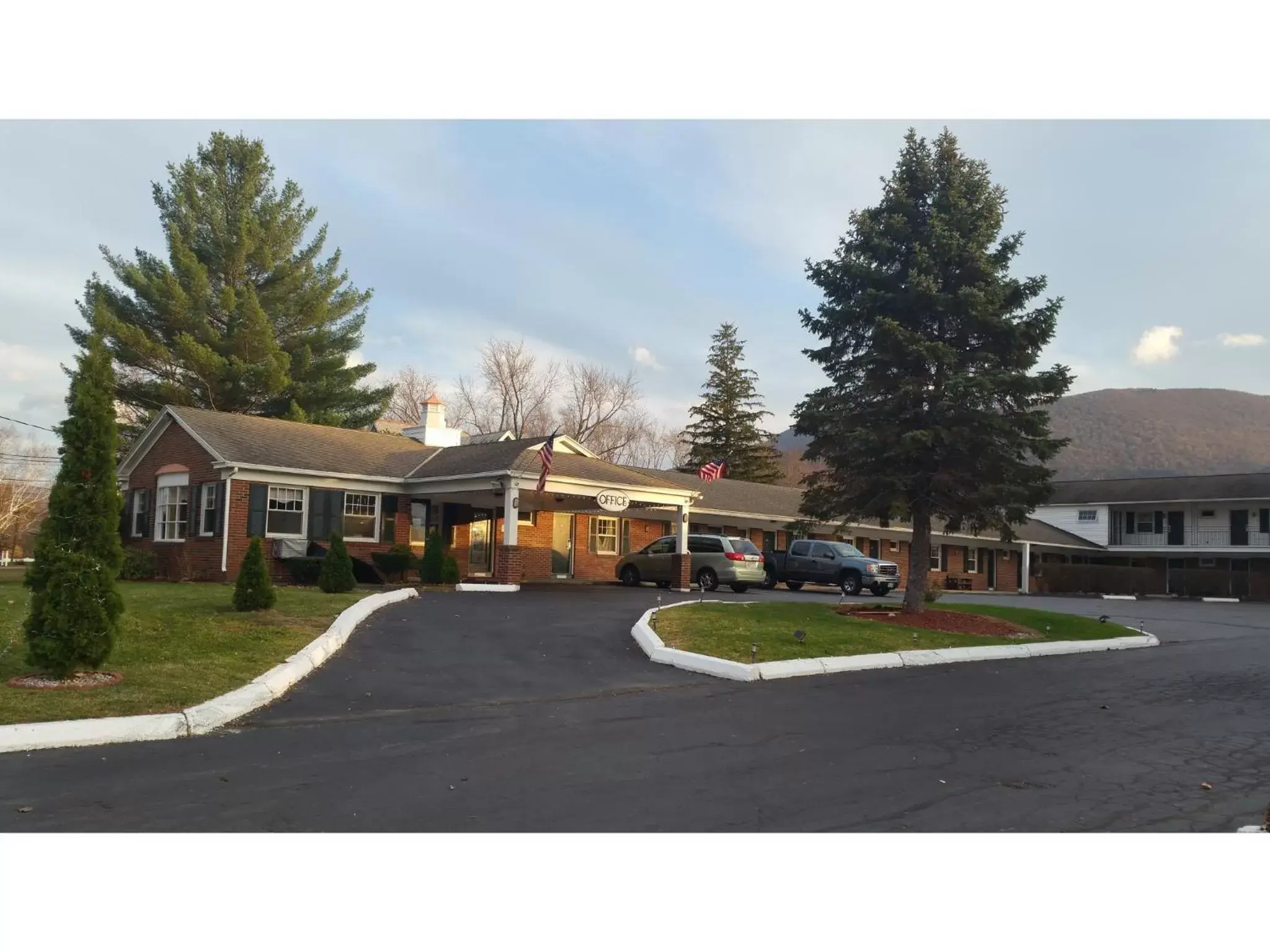 Property building in Howard Johnson by Wyndham Williamstown Property building in Howard Johnson by Wyndham Williamstown