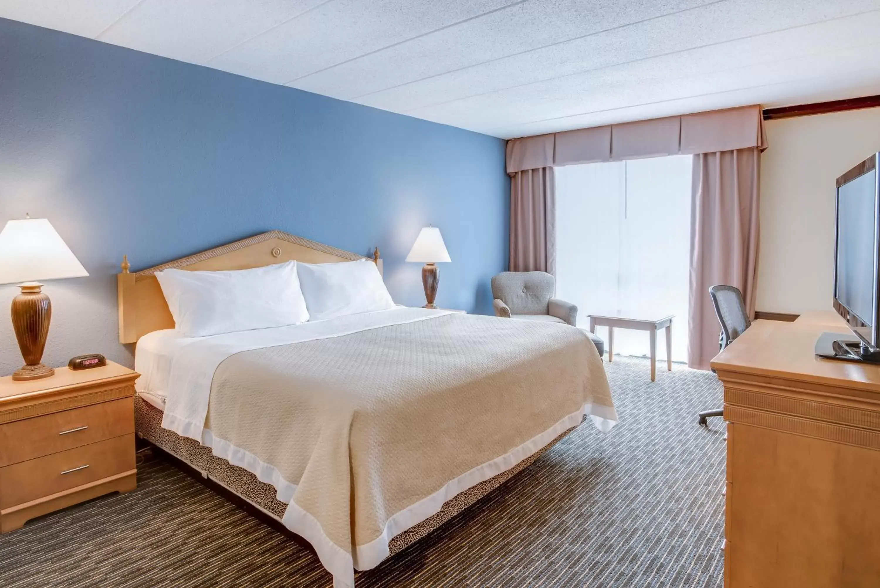 Photo of the whole room, Bed in Days Hotel by Wyndham Toms River Jersey Shore