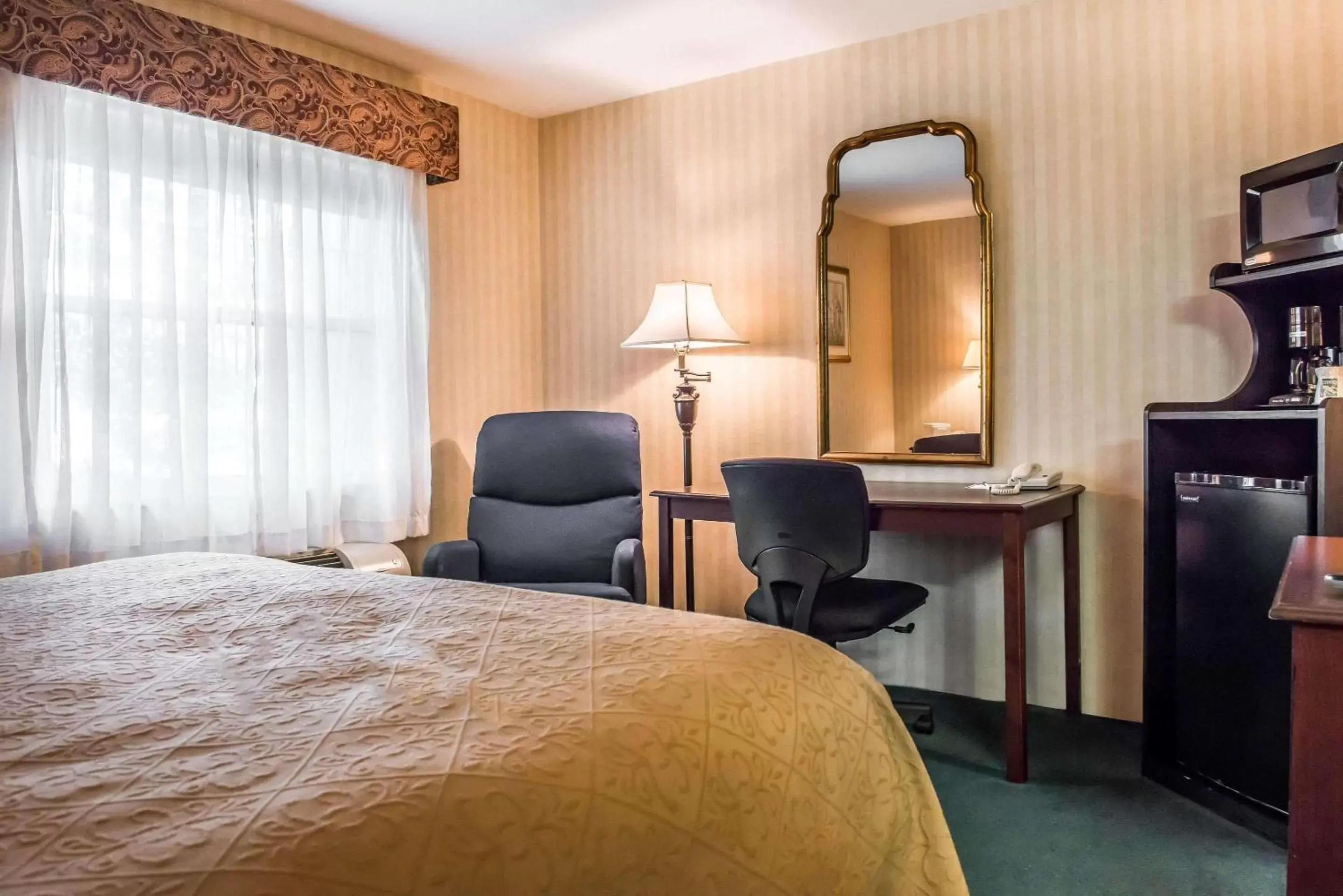 Photo of the whole room, Bed in Quality Inn Pittsburgh Airport