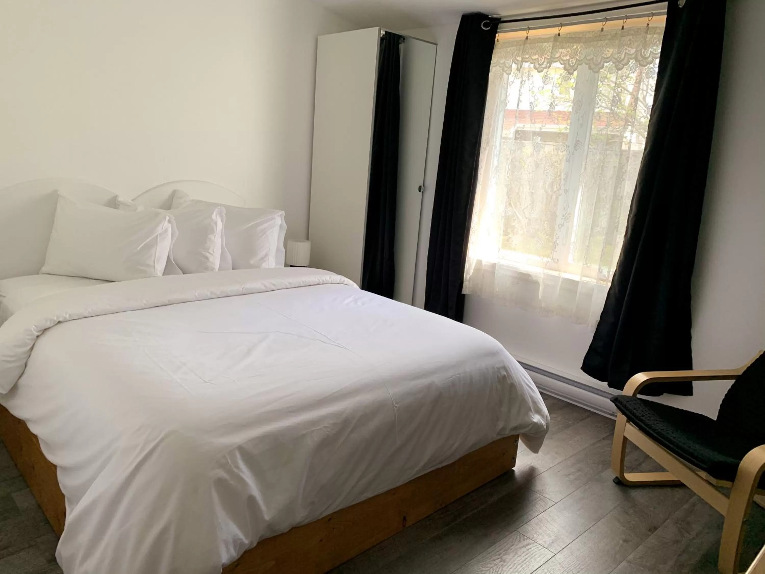 Bed in Auberge la Rosepierre bistro Henri