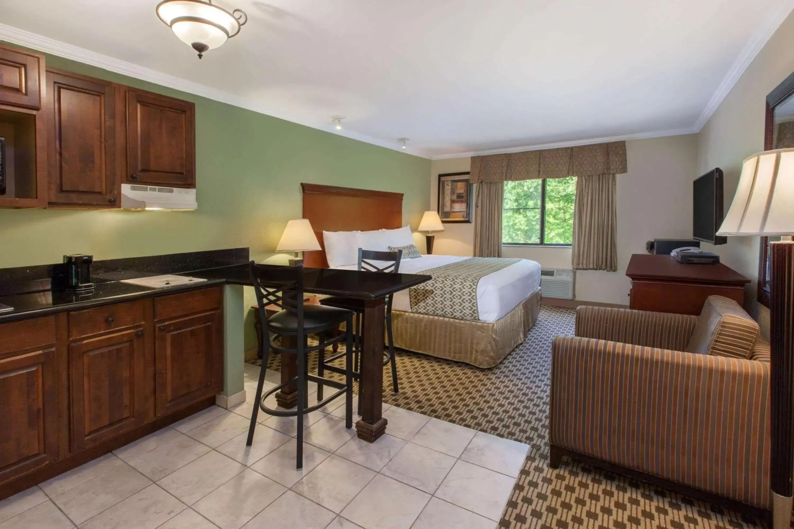 Photo of the whole room, Kitchen/Kitchenette in Baymont by Wyndham Pompton Plains/Wayne