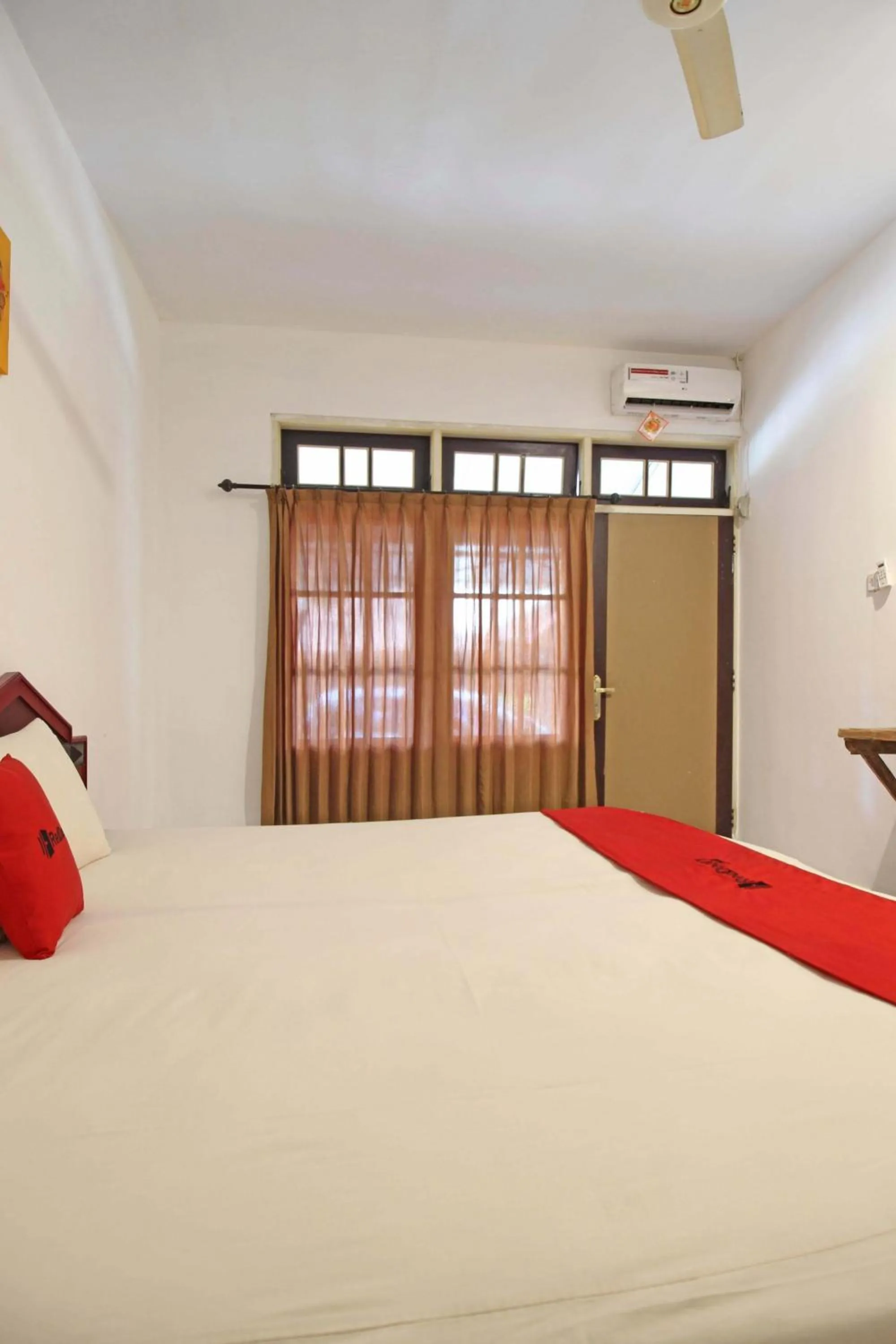 Bed in RedDoorz near Pojok Beteng Prawirotaman