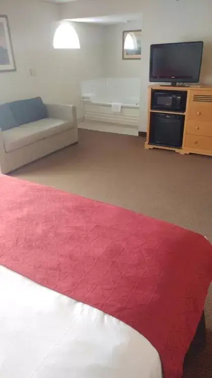 King Suite with Whirlpool - Non-Smoking in Country Inn & Suites by Radisson, Waterloo, IA King Suite with Whirlpool - Non-Smoking in Country Inn & Suites by Radisson, Waterloo, IA