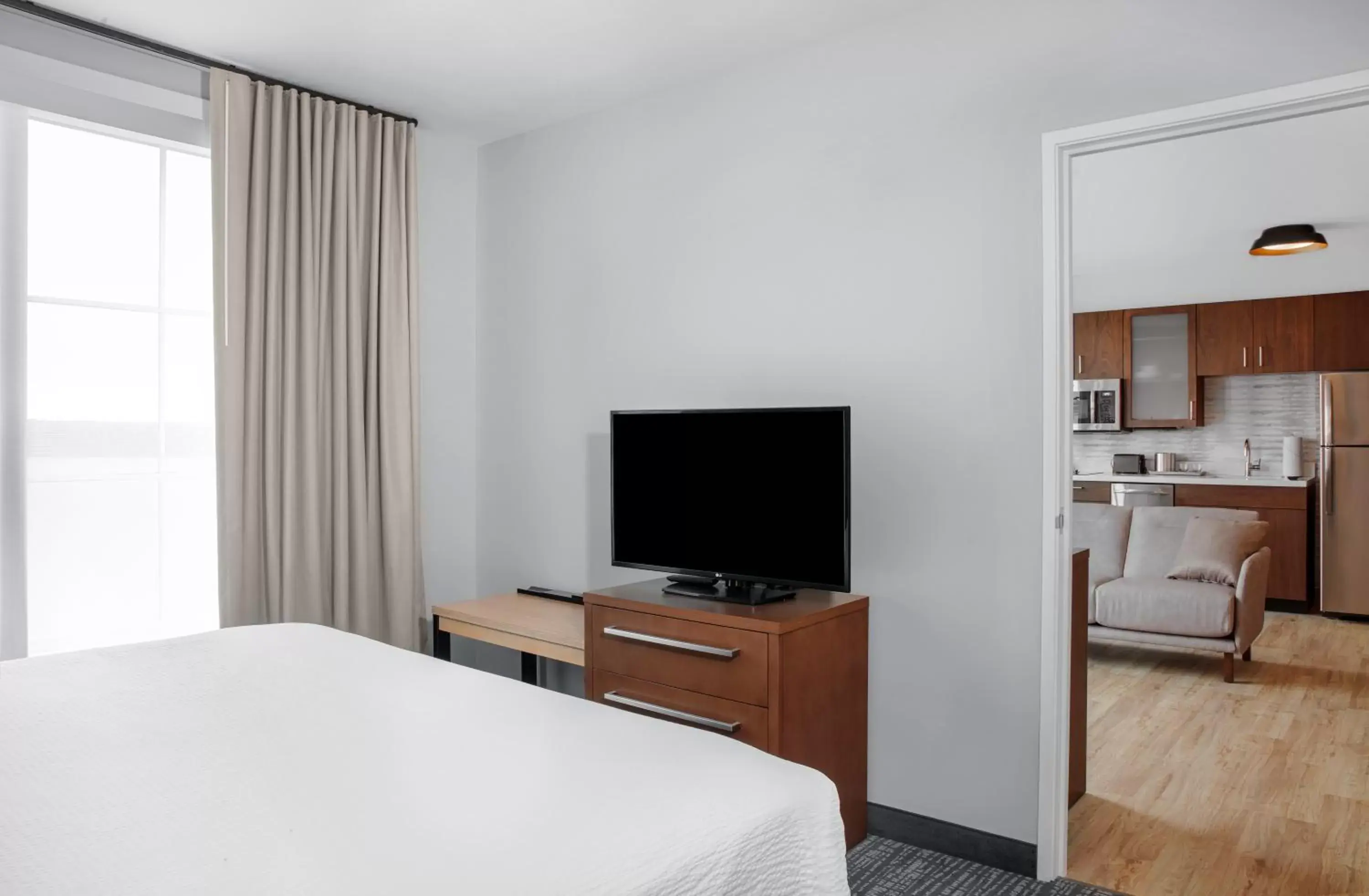 Bed, TV/Entertainment Center in Residence Inn by Marriott Norwalk