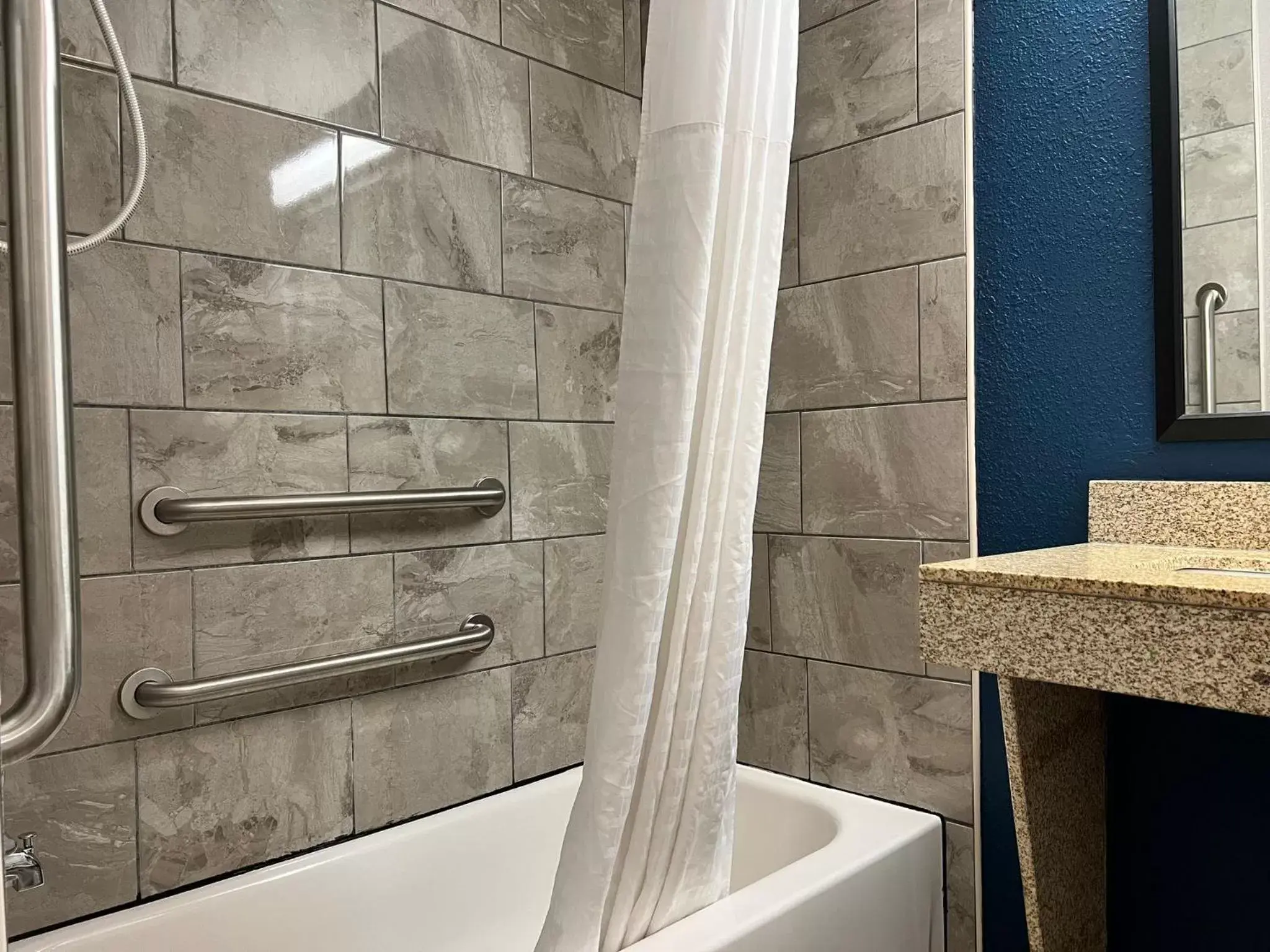 Bathroom in Comfort Suites Louisville East