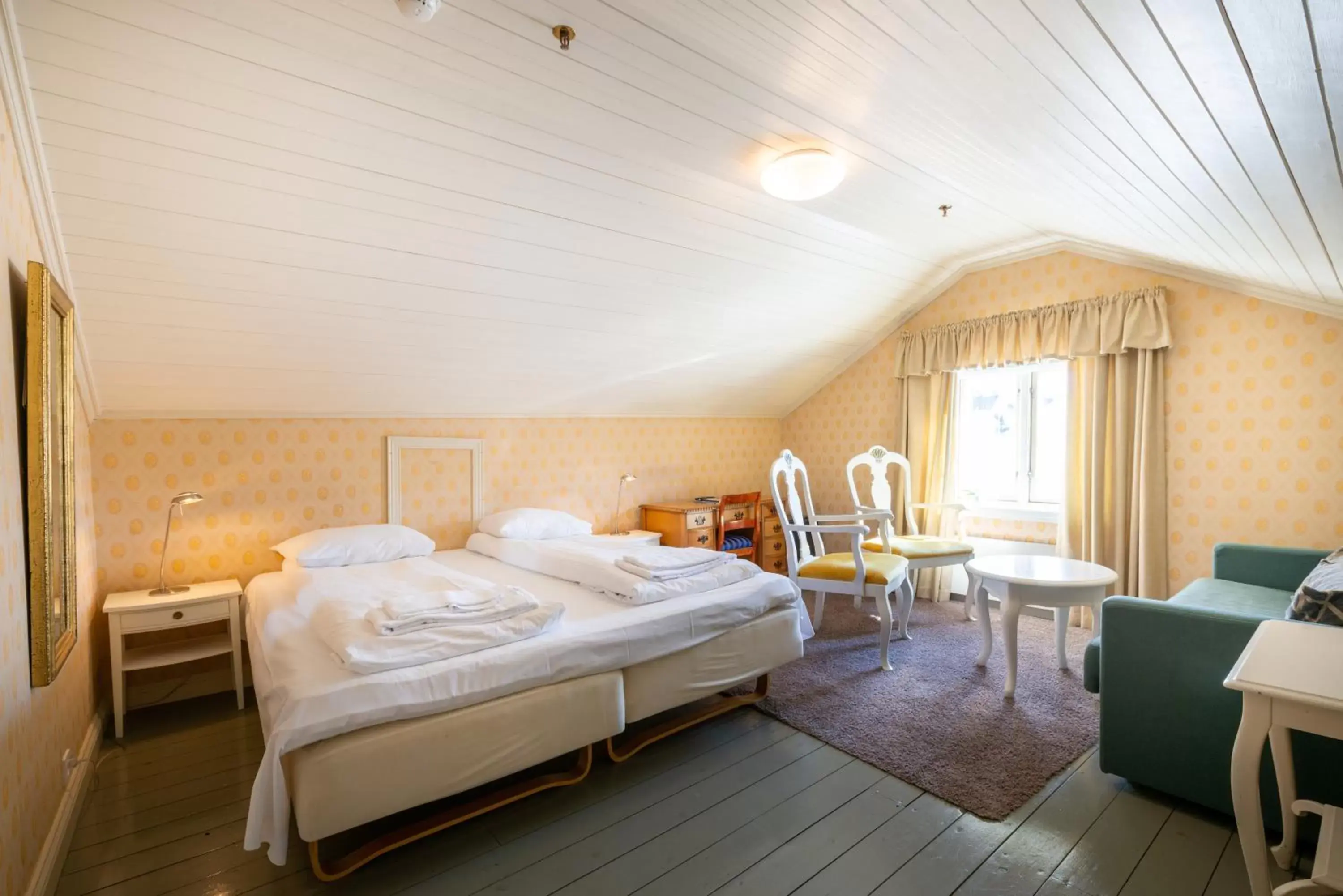 Bed in Lillesand Hotel Norge