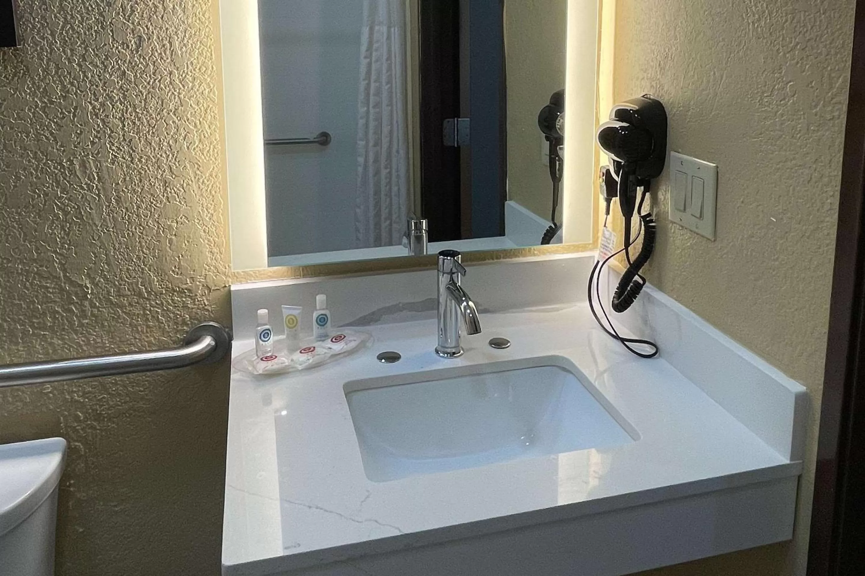 Bedroom in Comfort Suites Near Seaworld