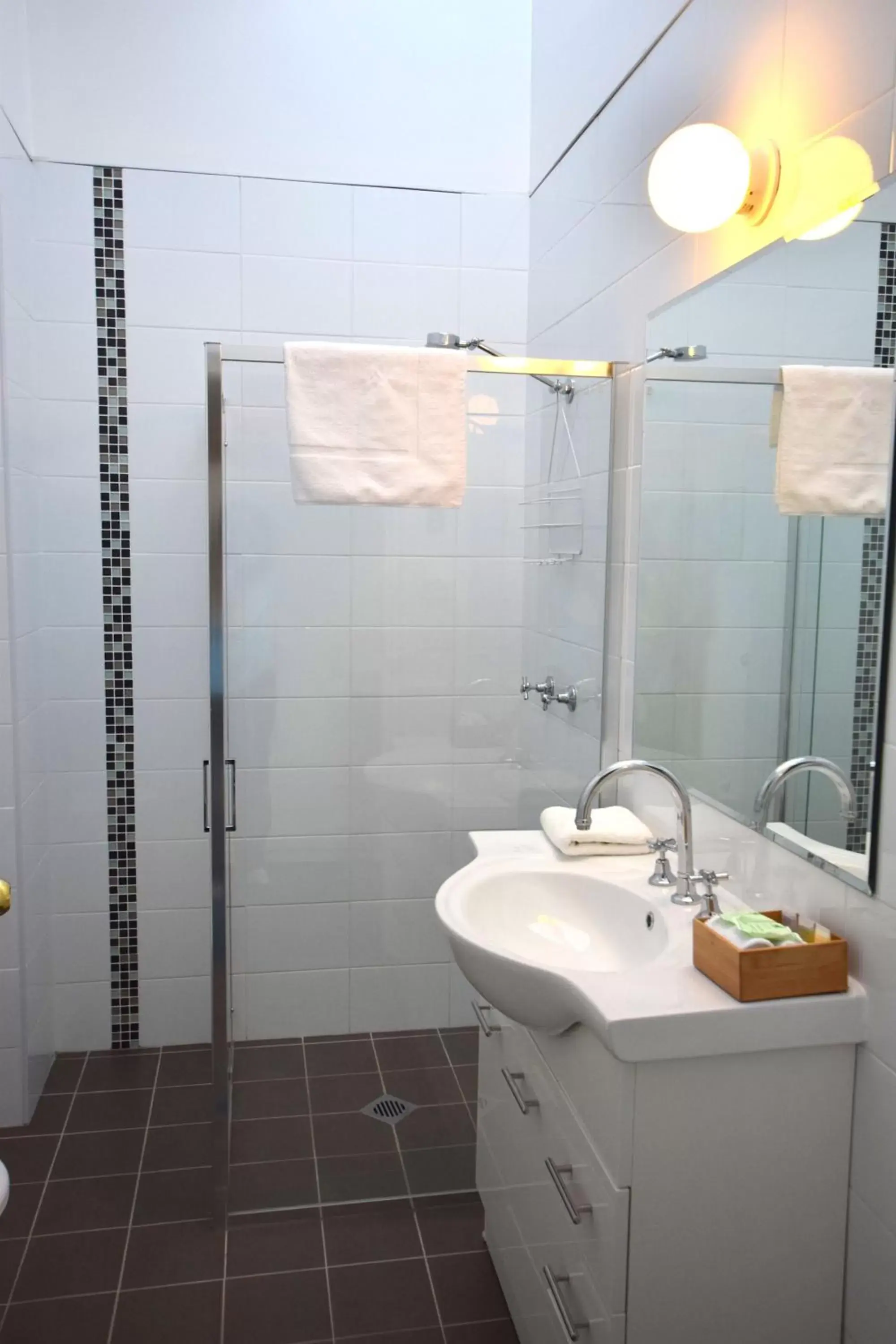 Shower, Bathroom in Alpine Resort Motel