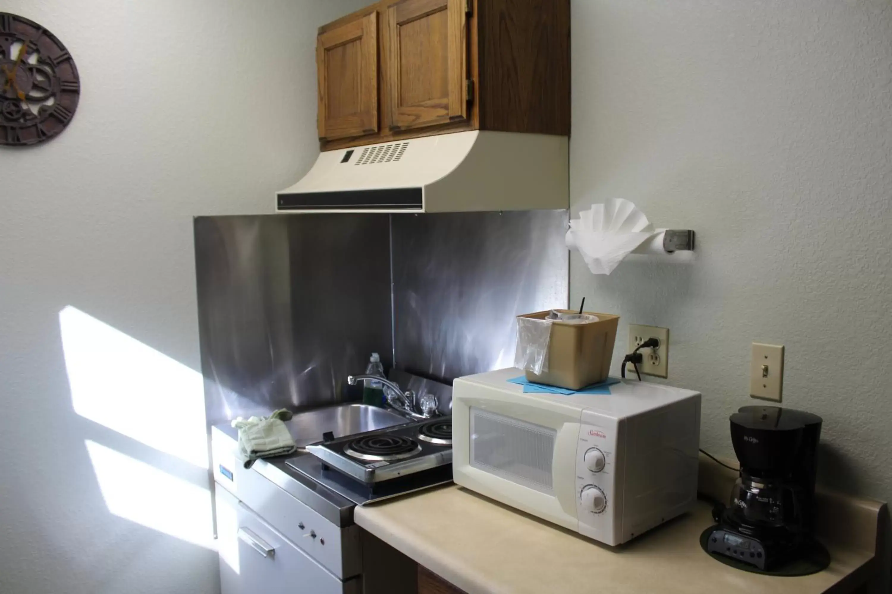 Kitchen or kitchenette, Kitchen/Kitchenette in The Siesta Motel