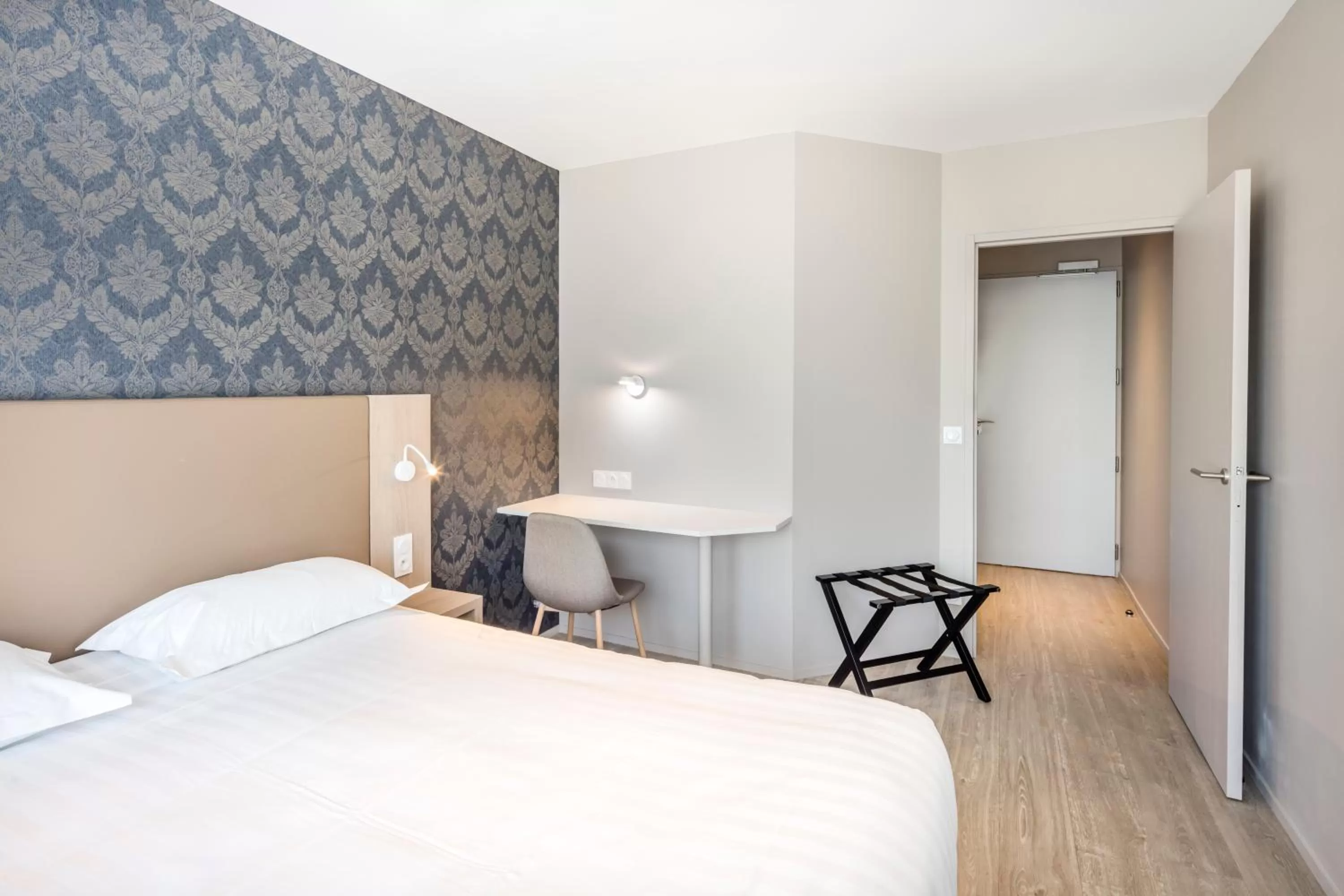 Photo of the whole room, Bed in The Originals City, Hôtel Les Caps, Saint-Brieuc Est